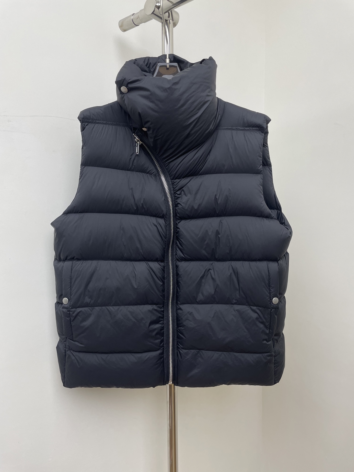 NO:607442,Comes with dust bag rick owens 2025 new autumn and winter dark style down vest goose down stand collar high collar trendy luxury aviation diagonal zipper quilted asymmetric vest SMLXL,,down jacket,alexander wang19860909配防尘袋 rick owens 2025秋冬新款暗黑风羽绒马甲鹅绒立领高领潮奢航空斜拉链绗缝不对称马甲SMLXL,,down jacket,alexander wang,Women's clothing