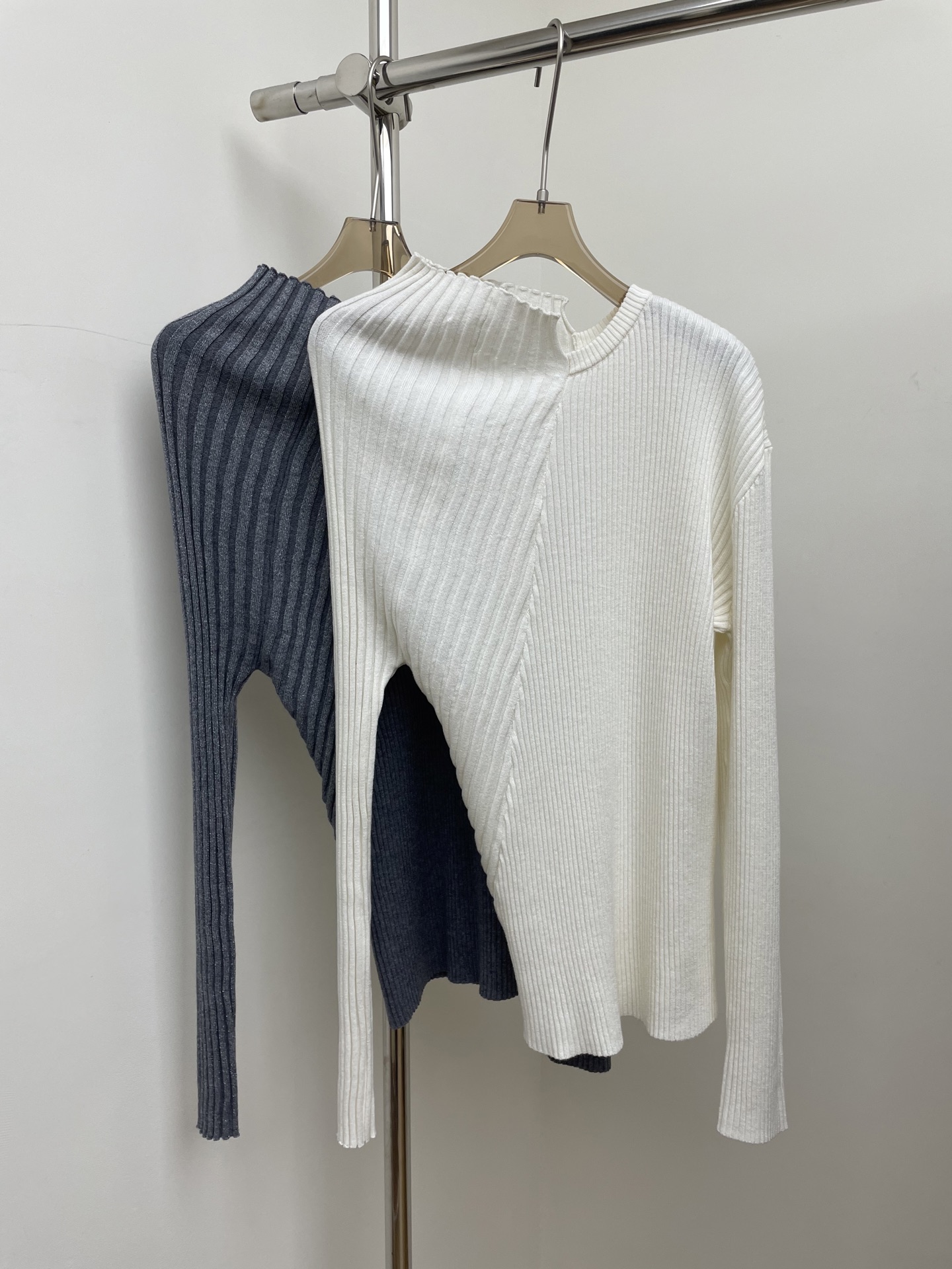 NO:607446,viktoriachan 2025 autumn and winter new style slim long-sleeved knitted bottoming shirt, asymmetric rib pit strip stitching. Two colors and three sizes smlP real photos,,chanel,loro piana,alexander wang19860909viktoriachan 2025秋冬新款新款修身长袖针织打底衫,不对称罗纹坑条拼接.两色三码 smlP实拍图,,chanel,loro piana,alexander wang,Women's clothing