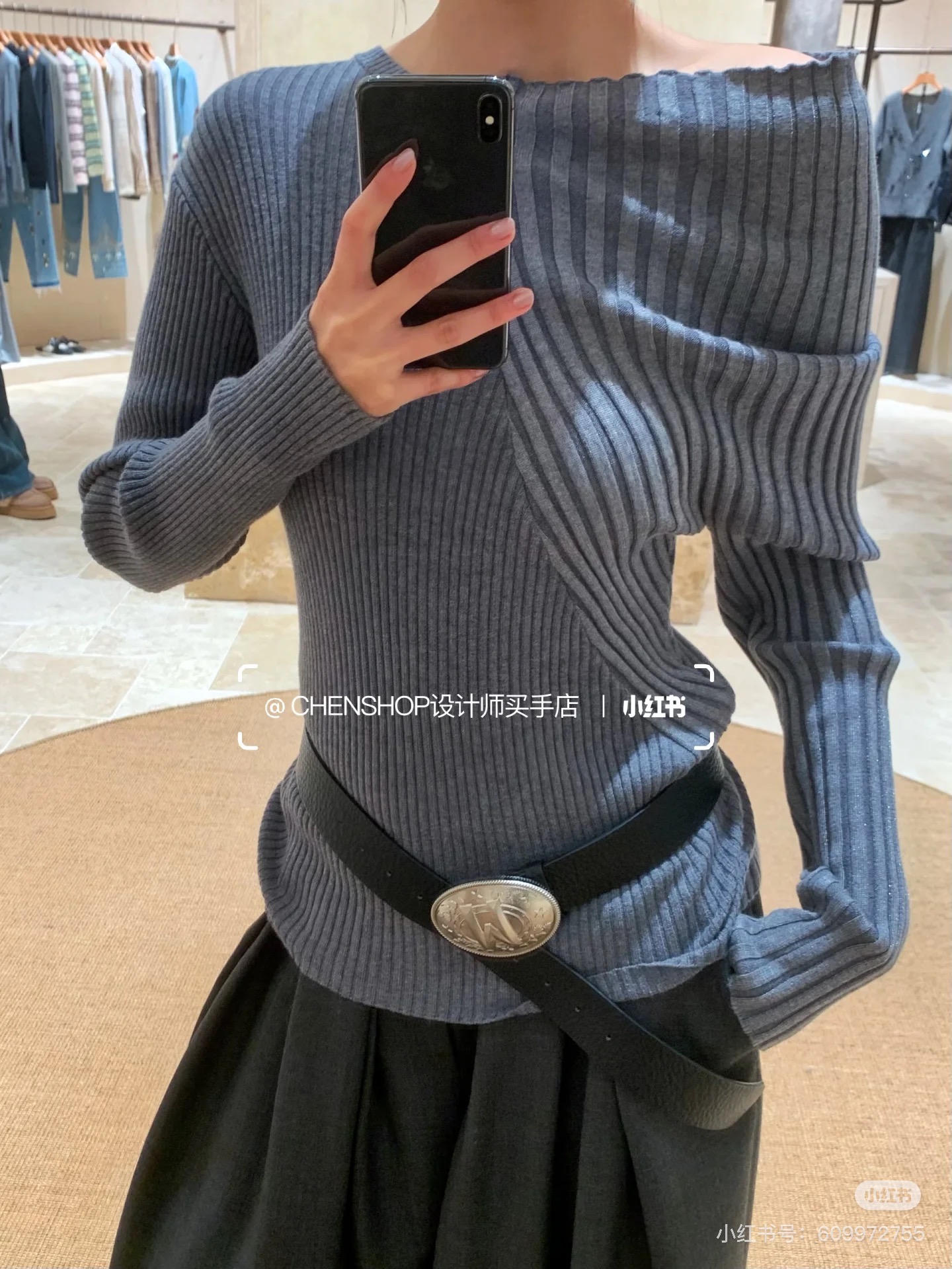 NO:607399,viktoriachan 2025 autumn and winter new style slim long-sleeved knitted bottoming shirt, asymmetric rib pit strip stitching. Two colors and three sizes smlP,,chanel,loro piana,alexander wang19860909viktoriachan 2025秋冬新款新款修身长袖针织打底衫,不对称罗纹坑条拼接.两色三码 smlP,,chanel,loro piana,alexander wang,Women's clothing