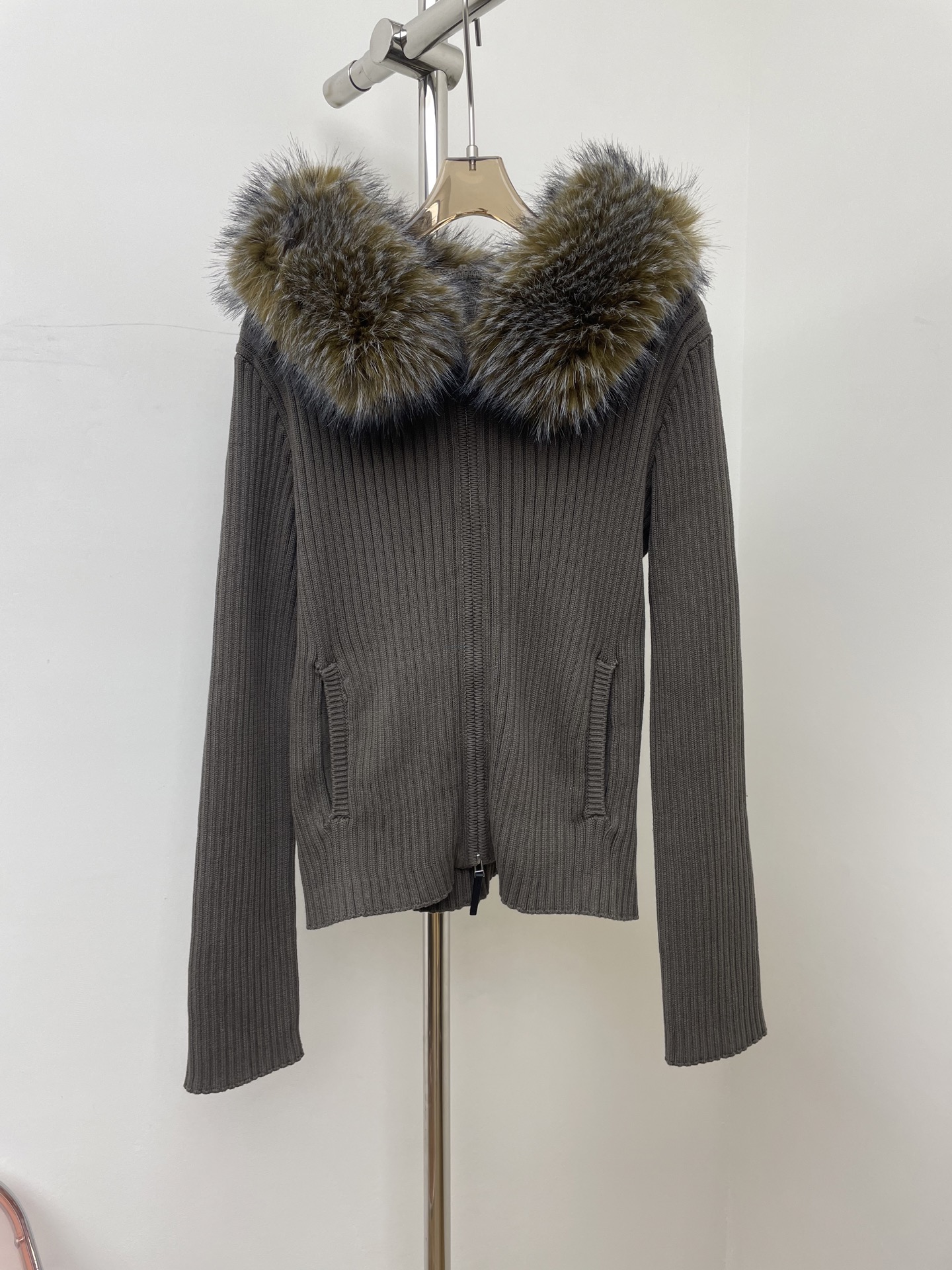 NO:608359,RA 2025 autumn and winter new fur collar zipper sweater, detachable large fur collar, warm and skin-friendly knitted sweater material, double zipper design, pockets on both sides.sml real photos,,sweaters,alexander wang19860909RA 2025秋冬新款毛领拉链毛衣,可拆卸大毛领,温暖亲肤的针织毛衣材质,双拉链设计,两侧设有口袋.sml 实拍图,,sweaters,alexander wang,Women's clothing