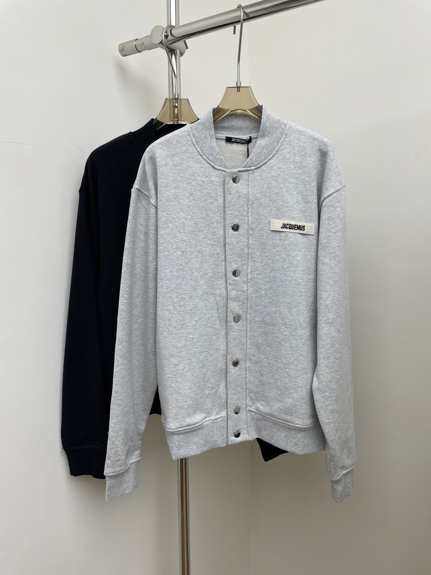 NO:608369,jacquemus 2025 autumn and winter new baseball sweatshirt jacket, embroidered webbing logo design. Minimalist, fashionable and easy to wear. Two colors and four sizes, smlxl real photos, hoodie, sweatshirts, jackets & coats, alexander wang19860909jacquemus 2025秋冬新款棒球卫衣外套,刺绣织带徽标设计.极简时髦又好穿搭.两色四码,smlxl 实拍图,,hoodie,sweatshirts,jackets & coats,alexander wang,Women's clothing