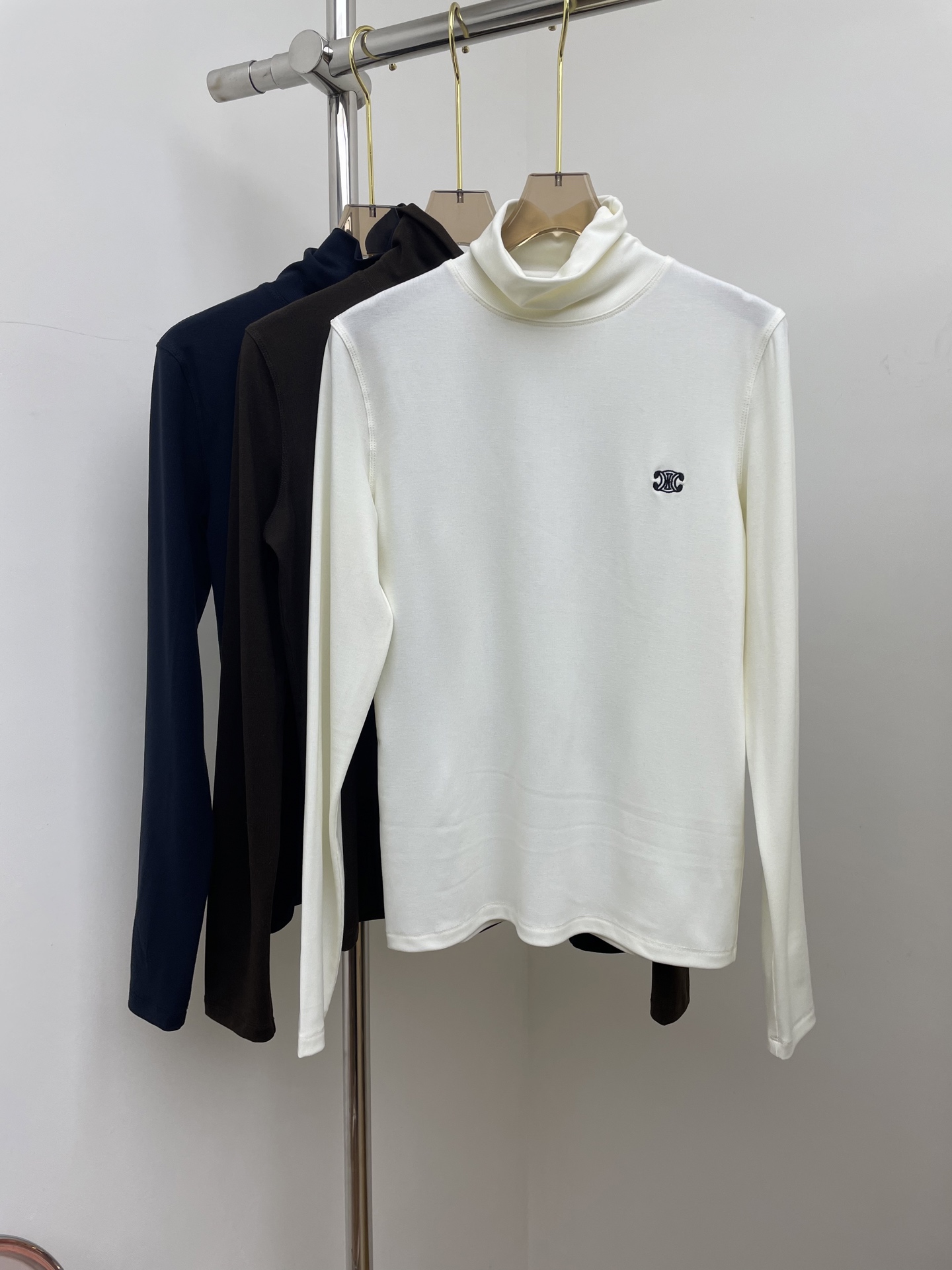 NO:621821,Celin*2025 autumn and winter turtleneck pullover, simple design, high collar modifies the neck line, low-key and exquisite chest logo, perfect tailoring, easy to match, three colors and three codes sml real shot,,celine,alexander wang19860909Celin*2025秋冬高领套头衫,简约设计,高领修饰颈部线条,胸前标志低调精致,完美剪裁,轻松搭配 三色三码sml 实拍图,,celine,alexander wang,Women's clothing