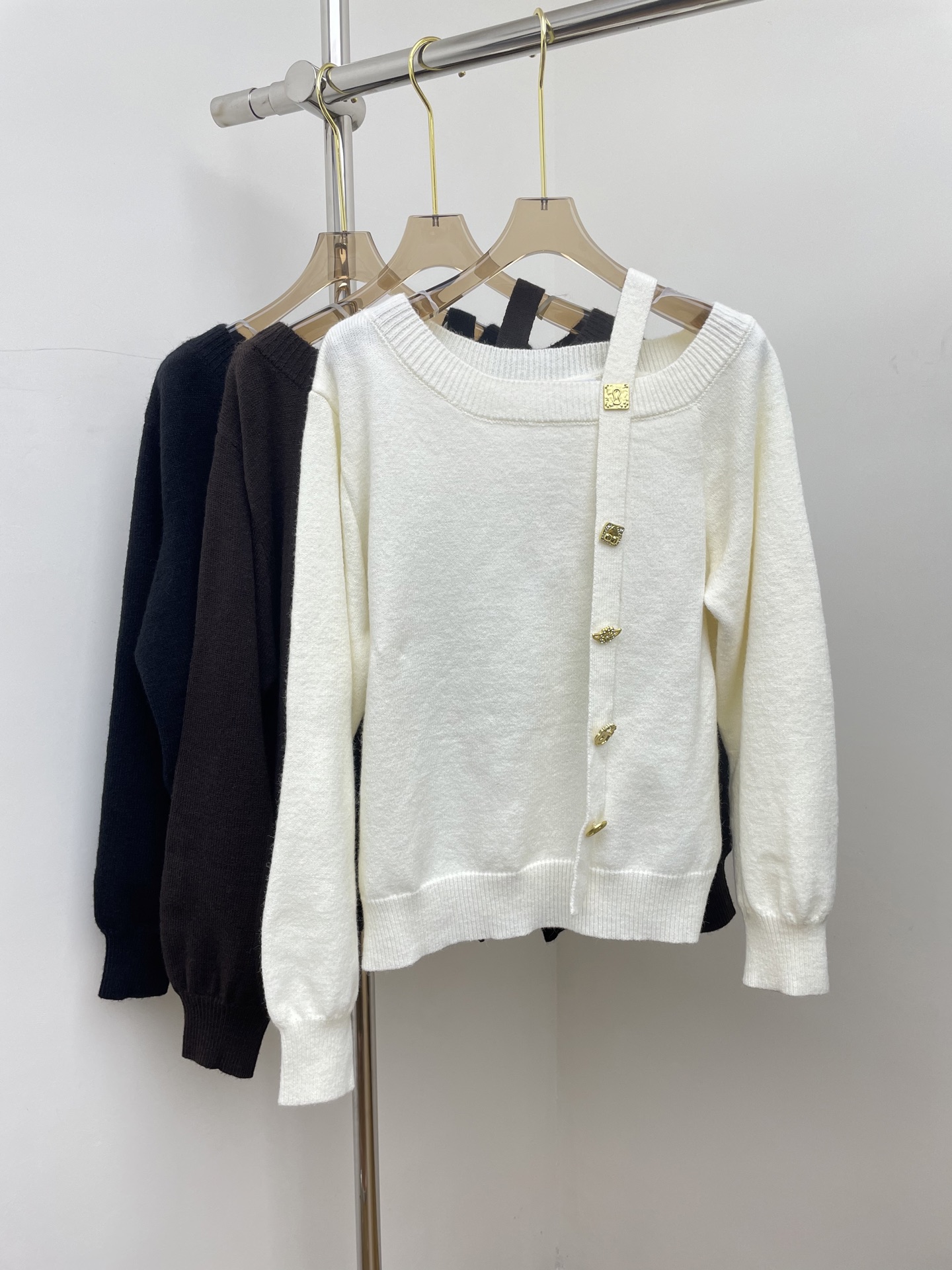 NO:610774,Schiaparelli 2025 autumn and winter new knitted sweater. One-shoulder strap design. Three colors and three sizes sml real photos,,sweaters,alexander wang19860909schiaparelli 2025秋冬新款针织毛衣 .单肩吊带设计.三色三码sml 实拍图,,sweaters,alexander wang,Women's clothing
