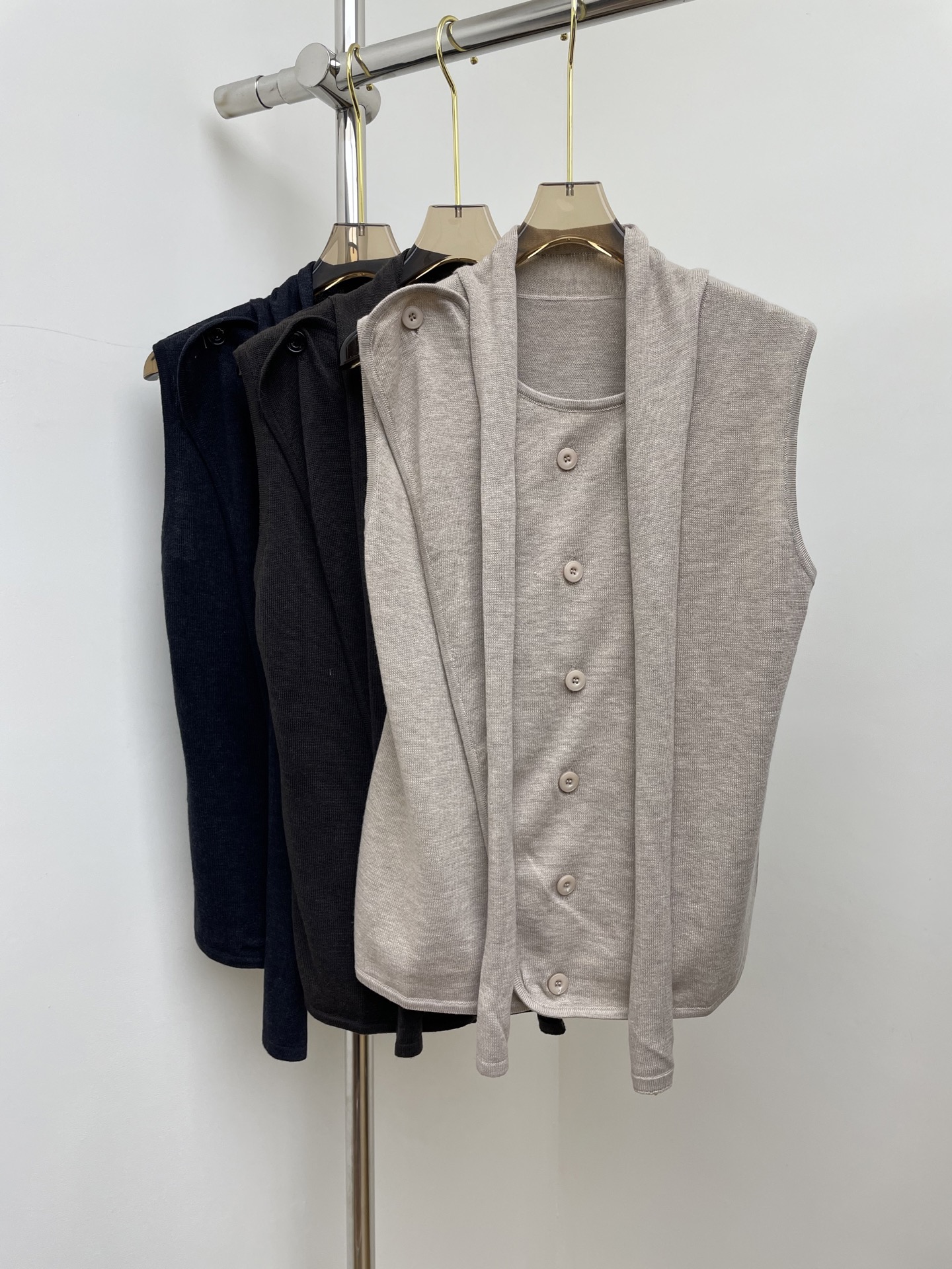 NO:611720,lemaire 2025 autumn and winter new sleeveless tie-up scarf pleated top, scarf pleated cardigan made of merino wool and acrylic blend, smooth to the touch, two colors and three codes 343638 p real shot,, alexander wang19860909lemaire 2025秋冬新款无袖系带领巾旋褶上衣,带领巾旋褶开衫采用美利奴羊毛和腈纶混纺制成,手感顺滑,两色三码343638 p实拍图,,alexander wang,Women's clothing