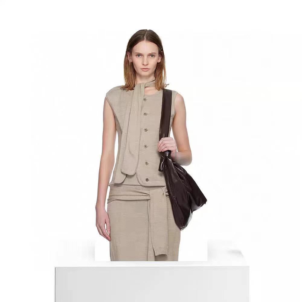 NO:611724,lemaire 2025 autumn and winter new sleeveless tie-up scarf pleated top, scarf pleated cardigan made of merino wool and acrylic blend, smooth to the touch, two colors and three sizes 343638 p,,alexander wang19860909lemaire 2025秋冬新款无袖系带领巾旋褶上衣,带领巾旋褶开衫采用美利奴羊毛和腈纶混纺制成,手感顺滑,两色三码343638 p,,alexander wang,Women's clothing