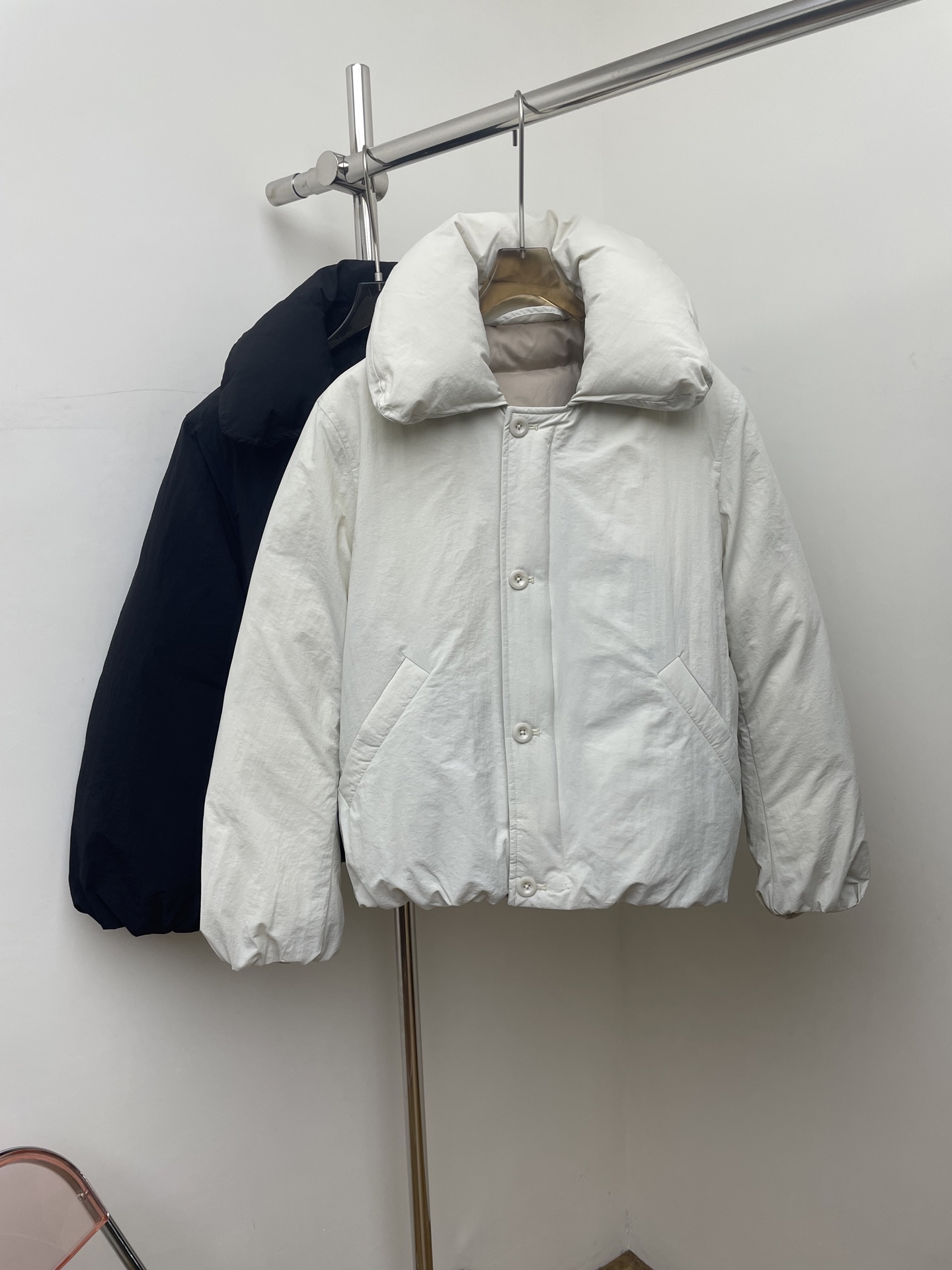 NO:611728,lemair* 2025 autumn and winter short bread coat, neat and stylish style, playful fluffy lapels, three-dimensional fluffy like soft puffs, two colors and three sizes sml p real shot,, alexander wang19860909lemair* 2025秋冬短款面包服,款式利落有型,俏皮蓬松翻领,如同绵软的泡芙般立体蓬松,两色三码sml p实拍图,,alexander wang,Women's clothing