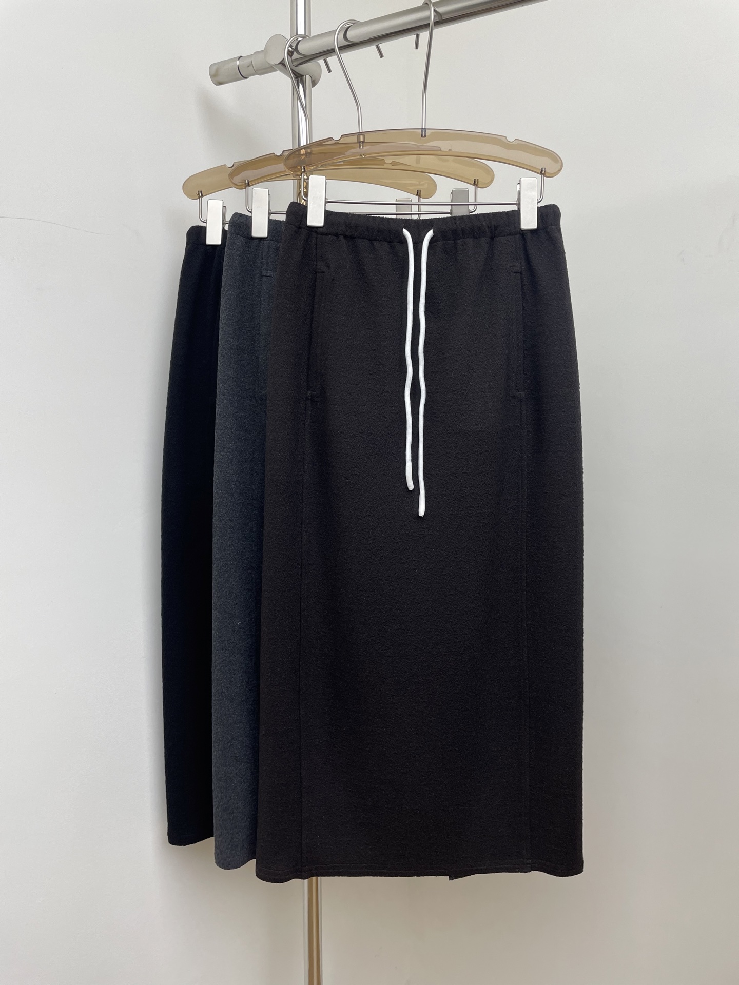 NO:621816,therow 2025 autumn and winter new skirt style, a must-have style for high-smart wear in autumn and winter. Imported high-end wool fork-length skirt. Elastic drawstring tie design. Three-color three-code sml real shot,,skirts,alexander wang19860909therow 2025秋冬新款半裙风,高智感穿搭秋冬必单款.进口高级羊毛叉长半裙.松紧抽绳系带设计.三色三码sml 实拍图,,skirts,alexander wang,Women's clothing