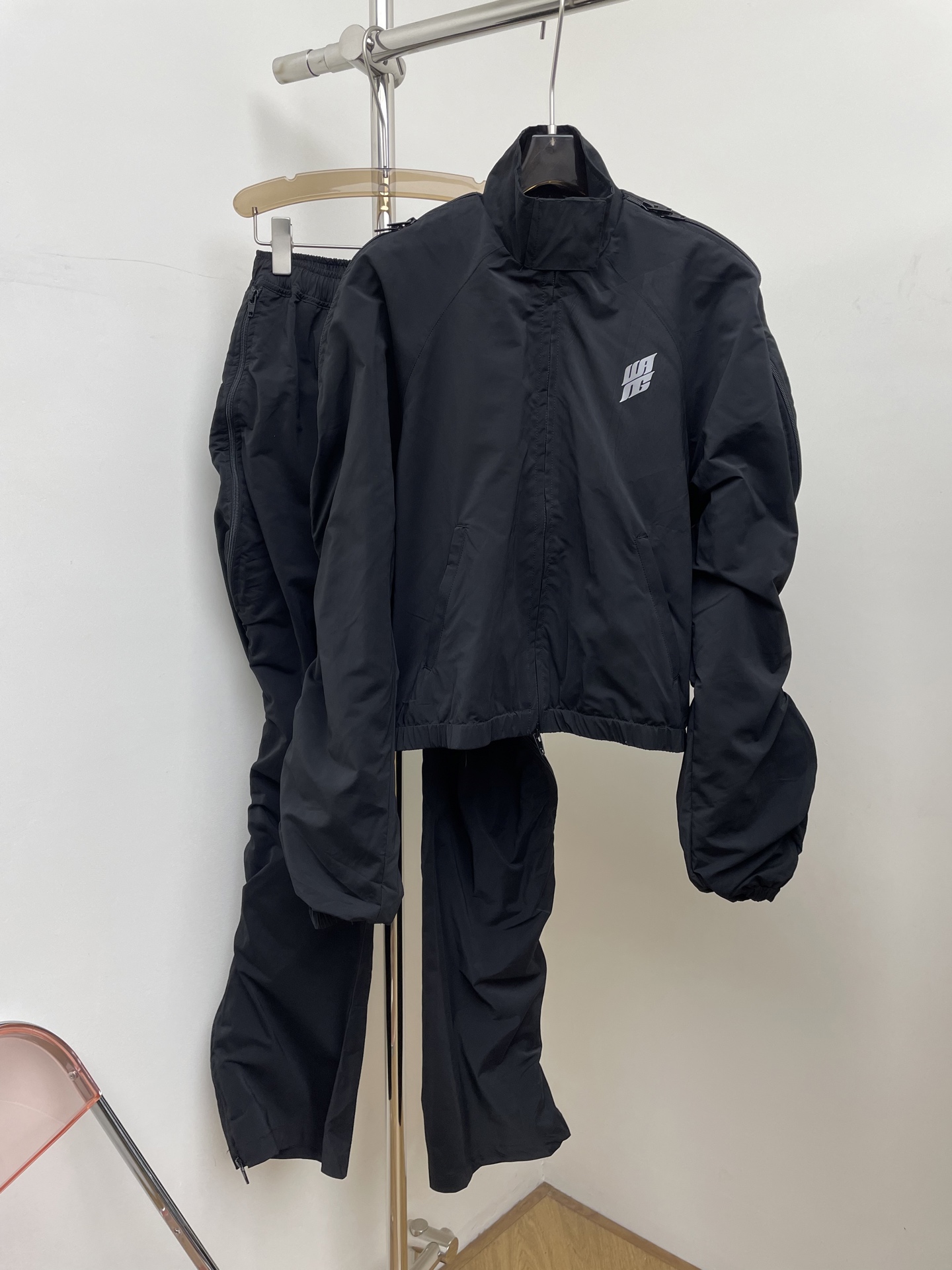 NO:622609,Alexander wang 2025 autumn and winter new zipper sports suit wavy zipper design sml / set of real photos,,alexander wang19860909Alexander wang 2025秋冬新款拉链运动套装 波浪拉链设计 sml /套实拍图,,alexander wang,Women's clothing