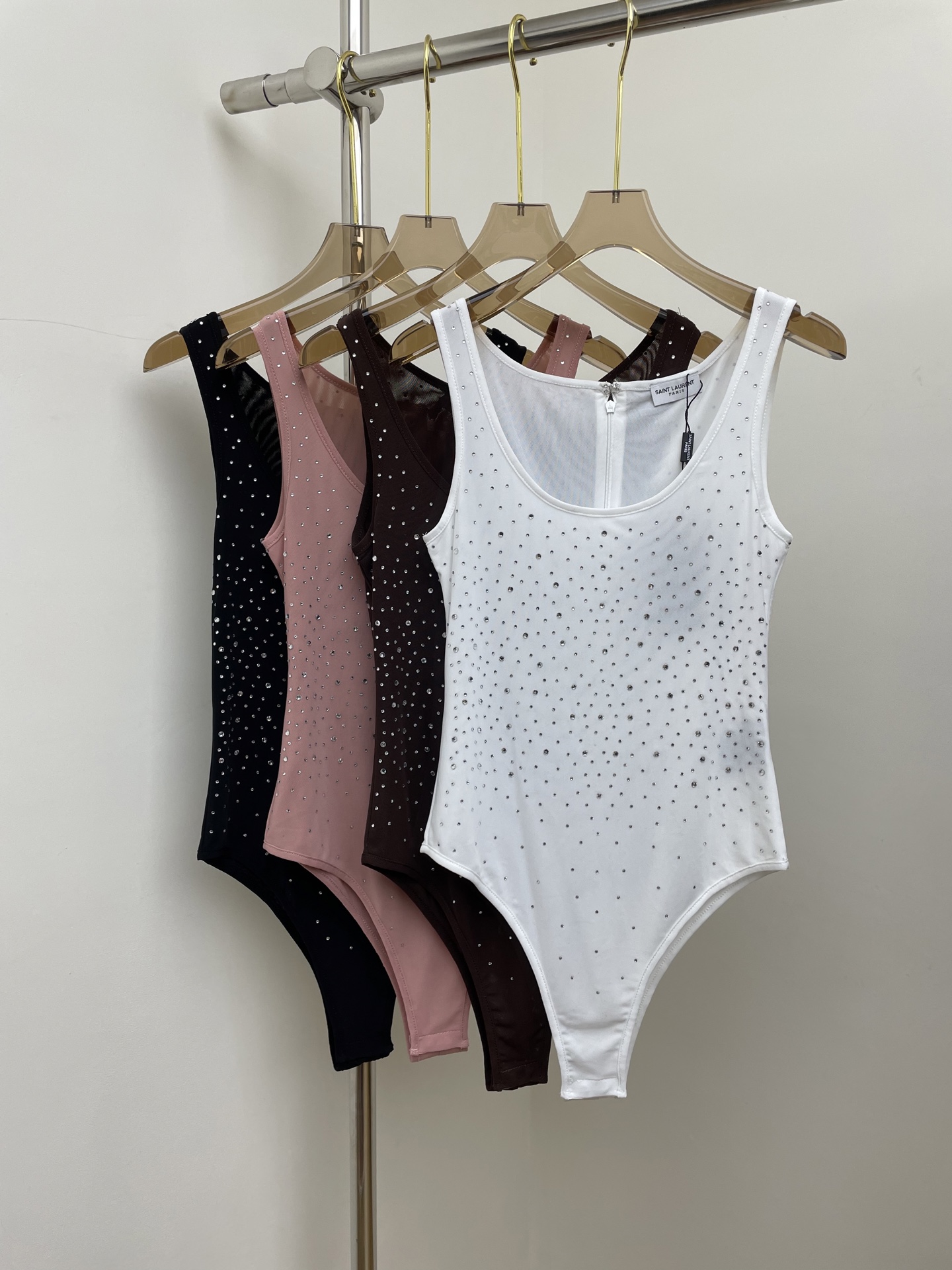 NO:624414,Alex perry2025 new autumn and winter hot diamond base vest, Swarovski crystal diamond, high temperature hot diamond process. Four colors and three codes sml real photos,,swarovski,alexander wang19860909Alex perry2025秋冬新款烫钻打底背心,施华洛世奇水晶钻,高温烫钻工艺.四色三码sml 实拍图,,swarovski,alexander wang,Women's clothing