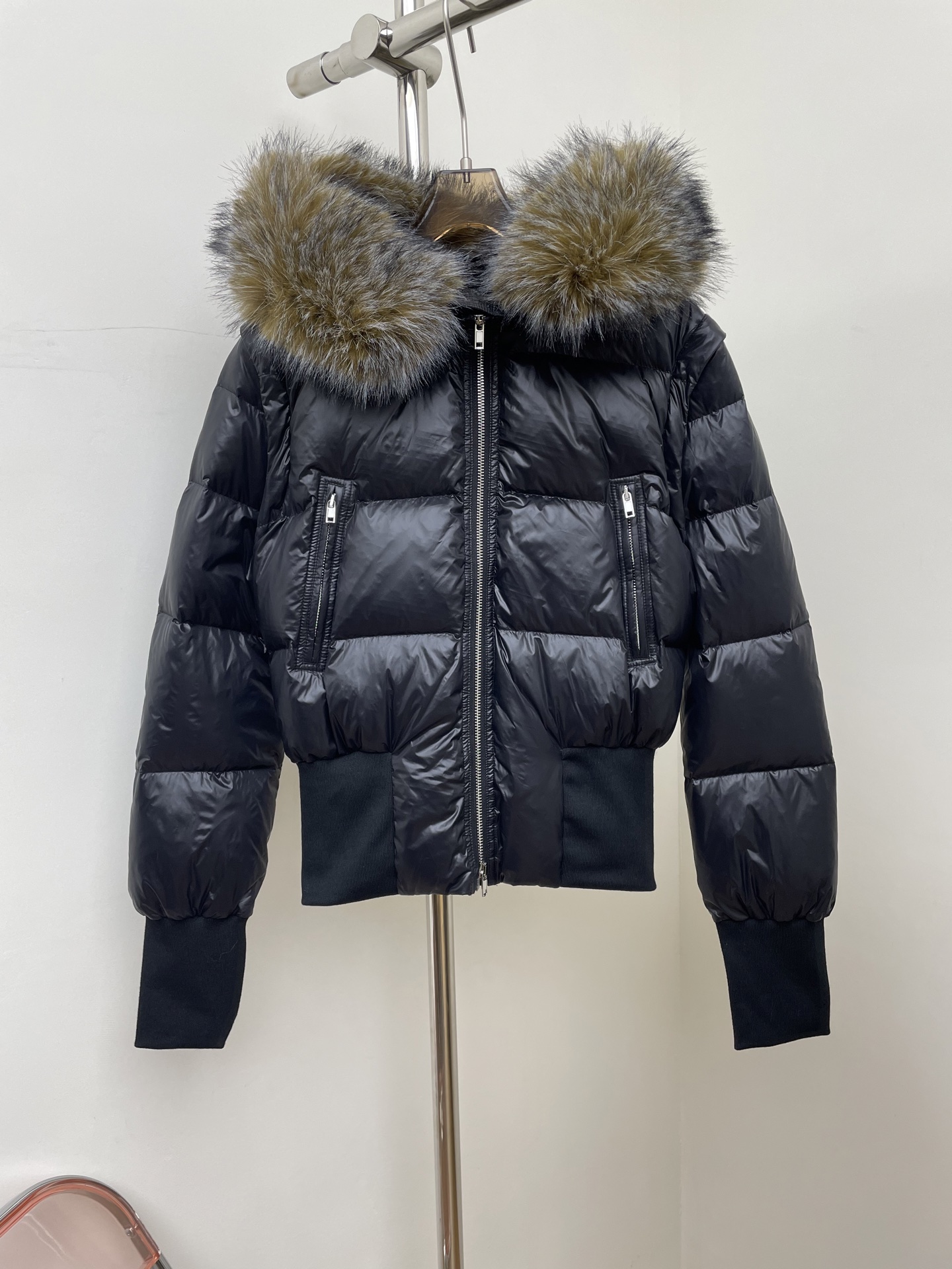 NO:624364,Comes with dust bag RA 2025 autumn and winter new down, detachable sleeves, short slim design, super large fur collar.sml real photo,,down jacket,alexander wang19860909配防尘袋 RA 2025秋冬新款羽绒,可拆卸袖子短款修身设计,超级大的毛领.sml 实拍图,,down jacket,alexander wang,Women's clothing
