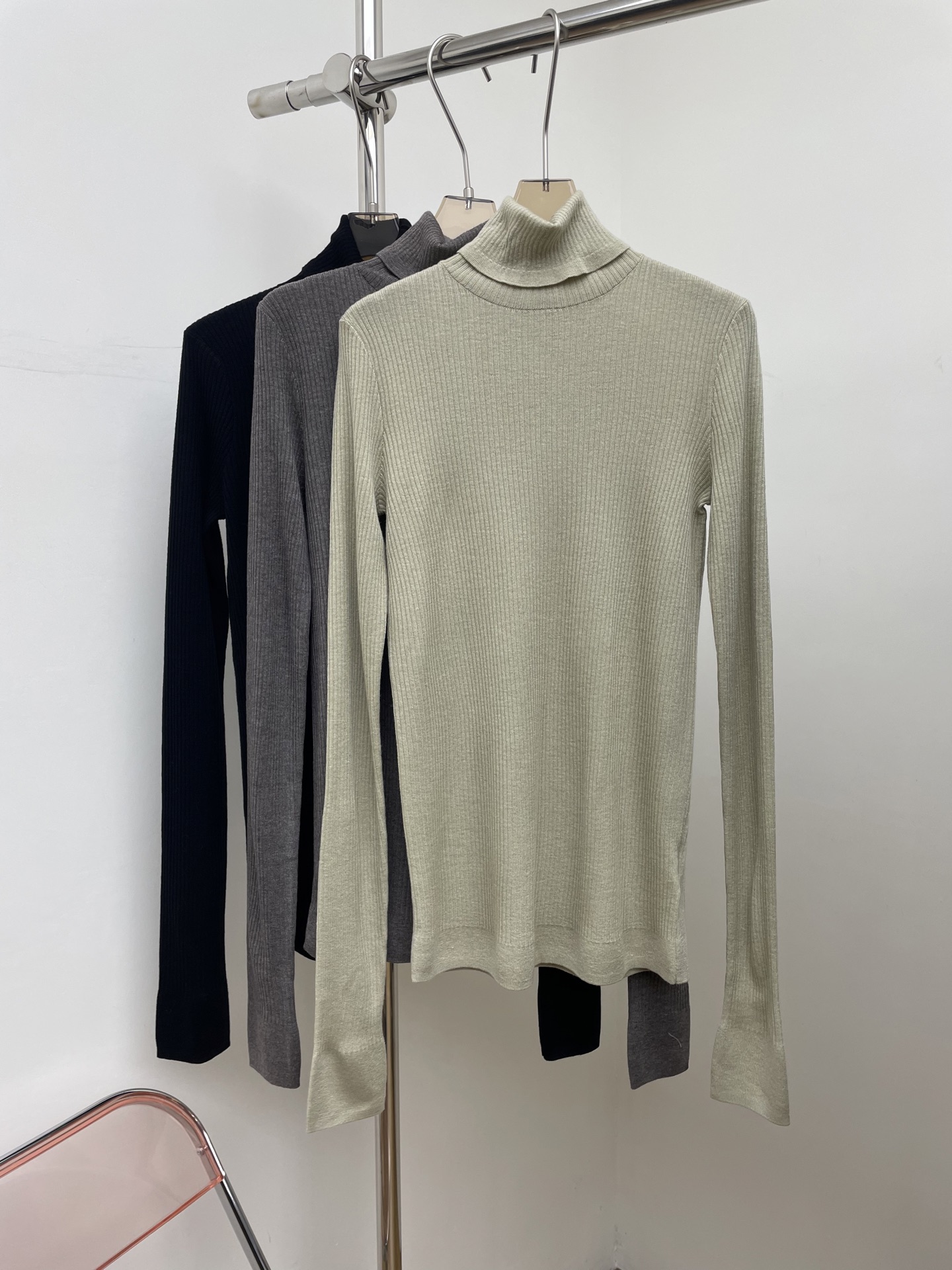 NO:625279,lemaire 2025 autumn and winter new turtleneck bottoming shirt, made of wool, skin-friendly, soft and elastic. It can be worn alone as a bottoming shirt. Three colors and three sizes 343638 p real shot,,alexander wang19860909lemaire 2025秋冬新款高领打底衫,羊毛材质,亲肤柔软弹力大.打底单穿都OK.三色三码343638 p实拍图,,alexander wang,Women's clothing