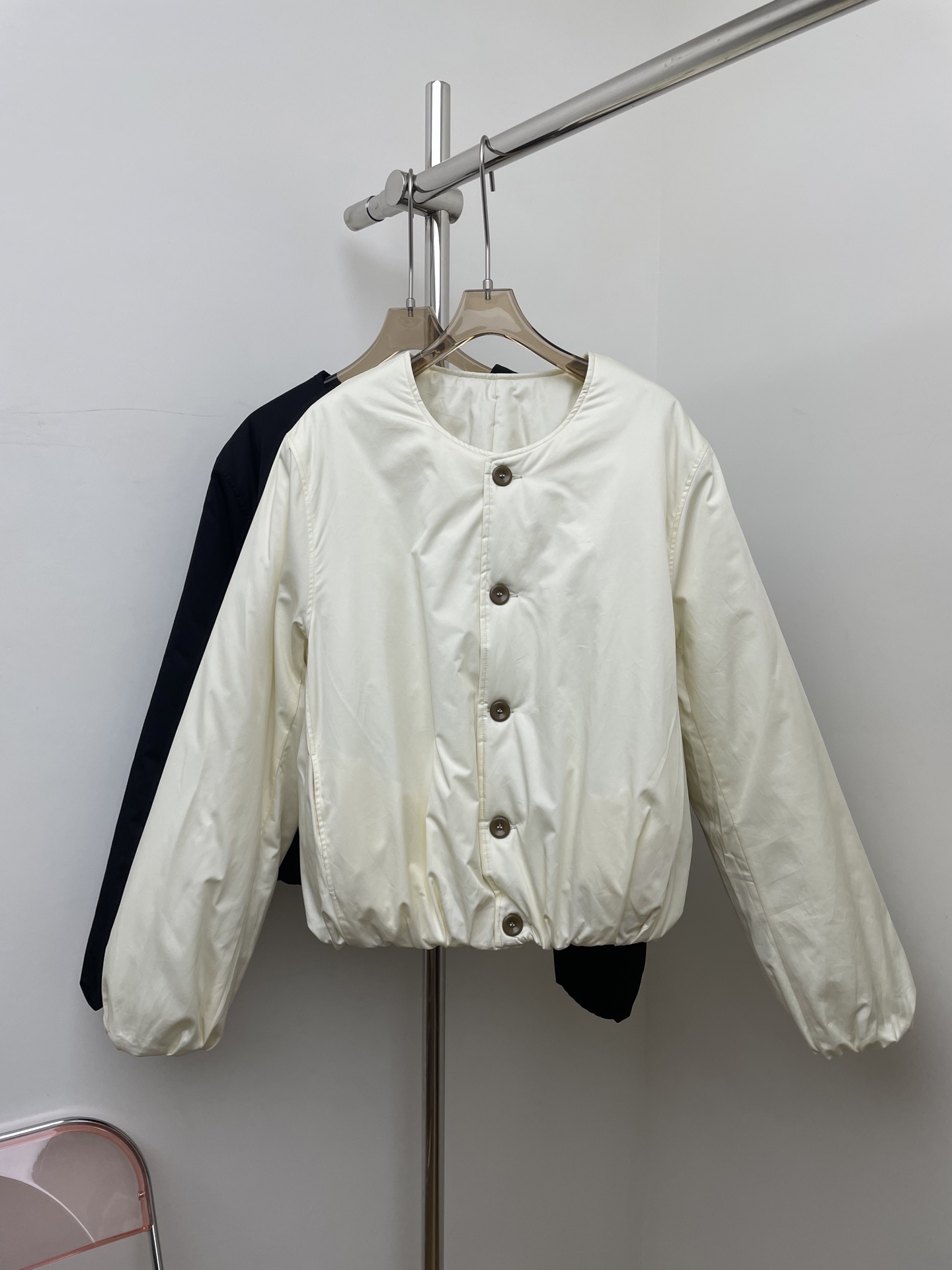 NO:625289,2025 new autumn and winter classic cream-colored pilot cotton jacket has a low-key sense of luxury, the feeling of being wrapped in clouds, and soft warmth. Two colors and three codes 343638 Actual photos,,alexander wang198609092025秋冬新款经典奶油色飞行员棉服低调的高级感 云朵包裹感 软软的暖暖 两色三码343638 实拍图,,alexander wang,Women's clothing