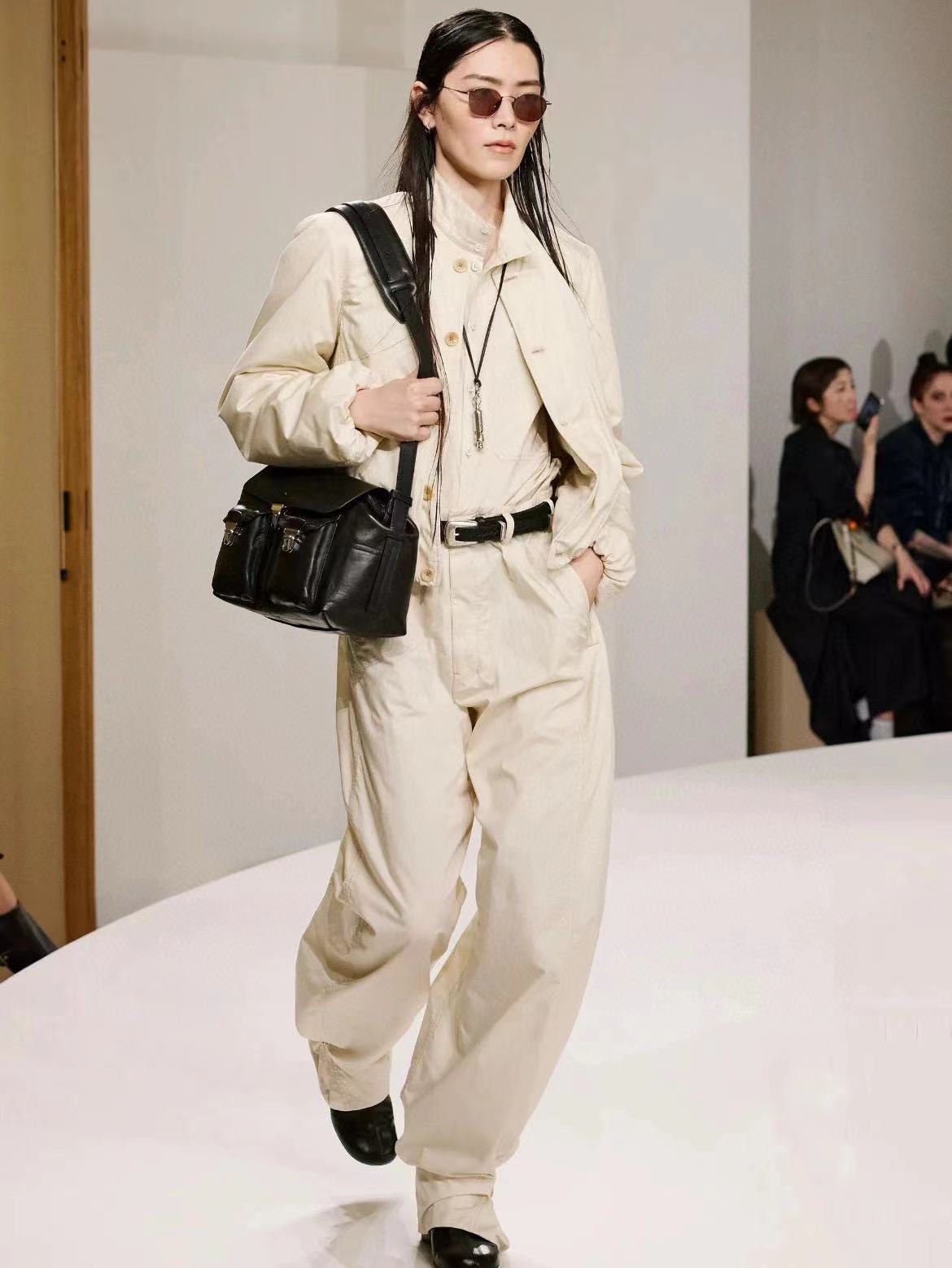 NO:625293,2025 new autumn and winter classic cream-colored pilot cotton jacket has a low-key sense of luxury, a sense of cloud wrapping, soft warmth, two colors and three codes 343638,,alexander wang198609092025秋冬新款经典奶油色飞行员棉服低调的高级感 云朵包裹感 软软的暖暖 两色三码343638,,alexander wang,Women's clothing