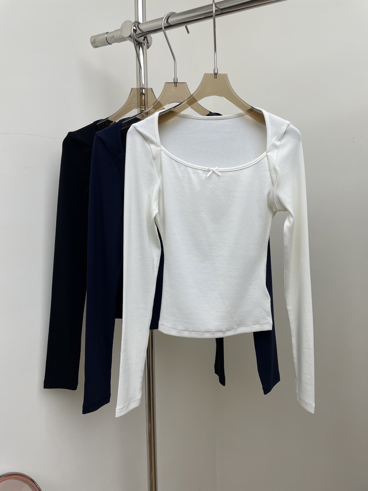 NO:627332,ra 2025 autumn and winter new bottoming shirt, with bow embellishment on the chest, Henry neckline that shows off the neck and clavicle, super beautiful. Three colors and three sizes sml real shot,, alexander wang19860909ra 2025秋冬新款打底衫,胸口蝴蝶结点缀,亨利领口超显脖子锁骨,超级美.三色三码sml 实拍图,,alexander wang,Women's clothing