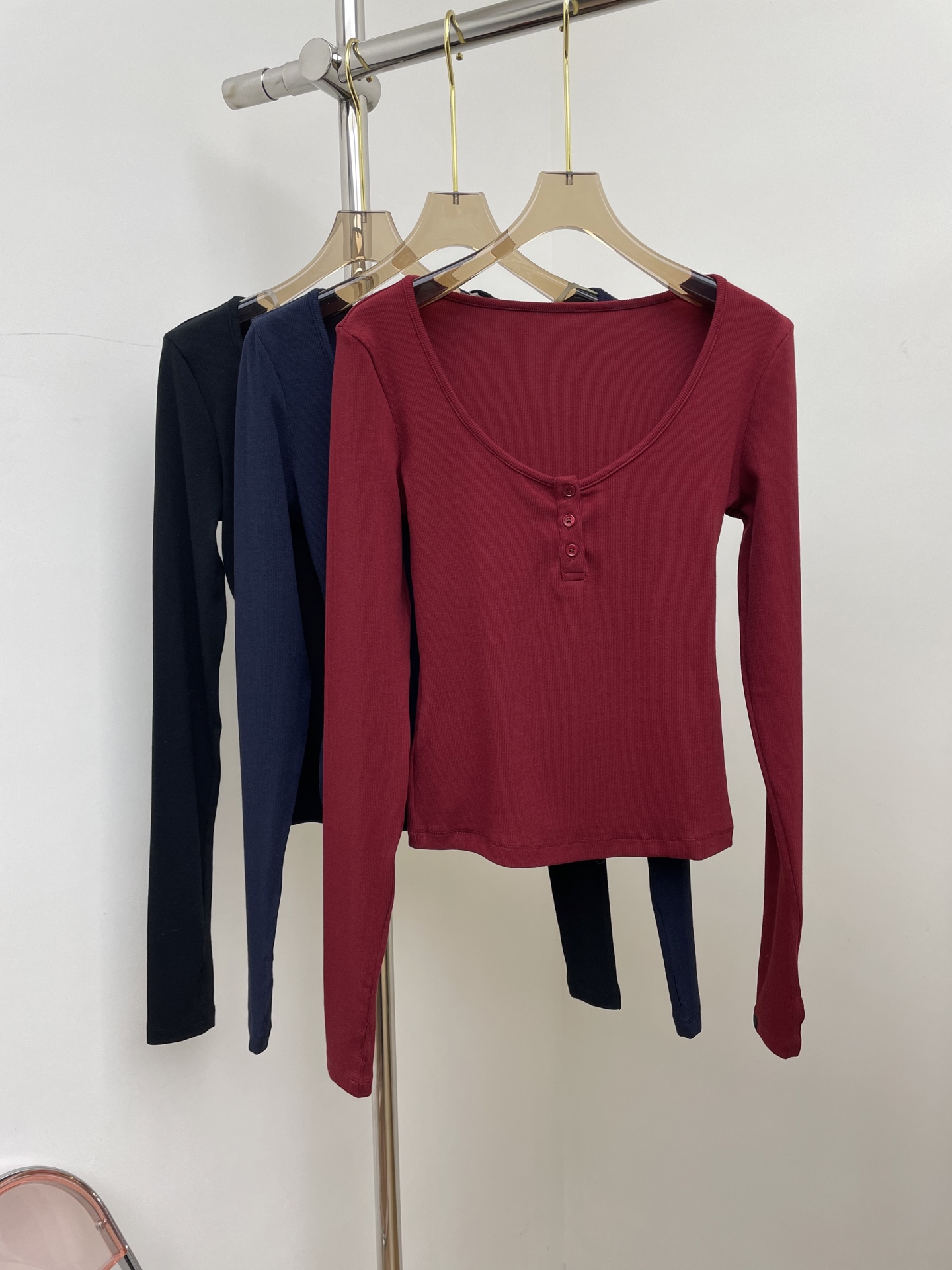 NO:627341,ra 2025 autumn and winter new bottoming shirt, chest button design, Henry neckline that shows the neck and collarbone, super beautiful. Three colors and three sizes sml real shot,, alexander wang19860909ra 2025秋冬新款打底衫,胸口扣子设计,亨利领口超显脖子锁骨,超级美.三色三码sml 实拍图,,alexander wang,Women's clothing