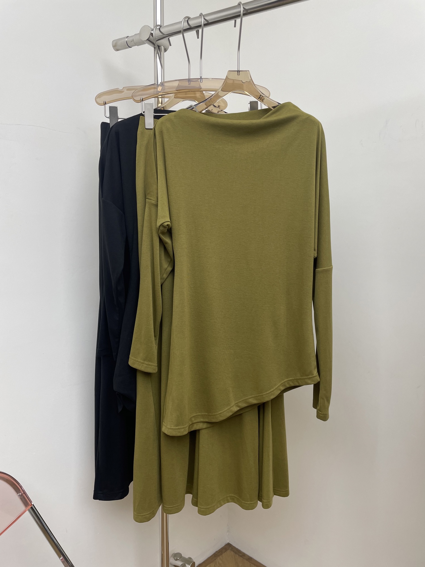 NO:649783,viktoriachan2025 autumn and winter new suit. Can be sold separately. Smooth and smooth long skirt effectively modifies body proportions. Elastic fabric. Actual pictures of two-color and three-code sml skirts,,chanel,skirts,alexander wang19860909viktoriachan2025秋冬新款套装.可分开售卖.流畅垂顺长裙裙摆有效修饰身型比例,弹性面料.两色三码sml 半裙实拍图,,chanel,skirts,alexander wang,Women's clothing