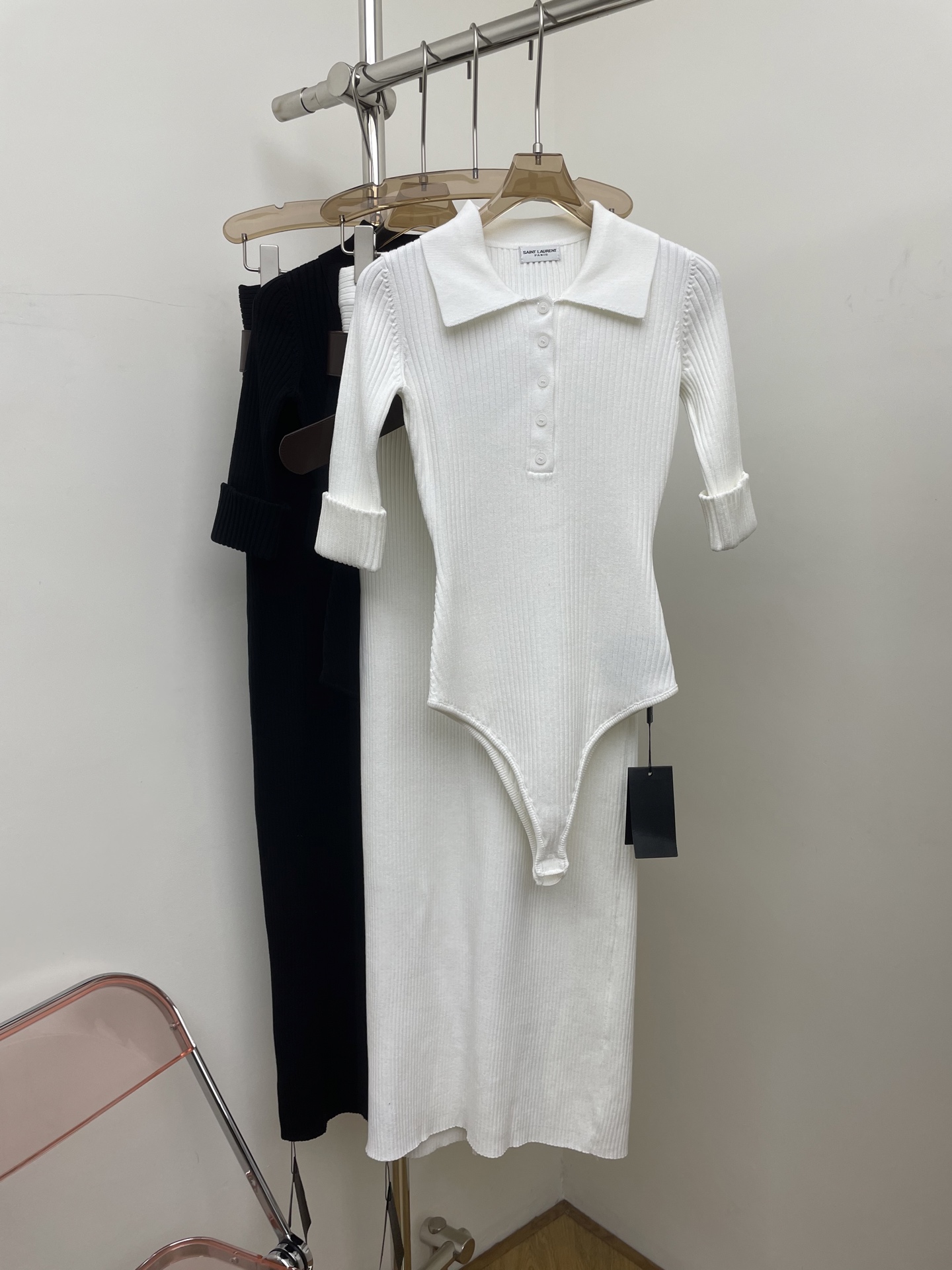 NO:652213,helsa new autumn and winter suit, jumpsuit with skirt, super hot style, white and black, not sold separately, sml p real photos,,skirts,alexander wang19860909helsa 秋冬新款套装 连衣上衣搭配半裙 超级爆款哦 白色黑色 不分开售卖 sml p实拍图,,skirts,alexander wang,Women's clothing