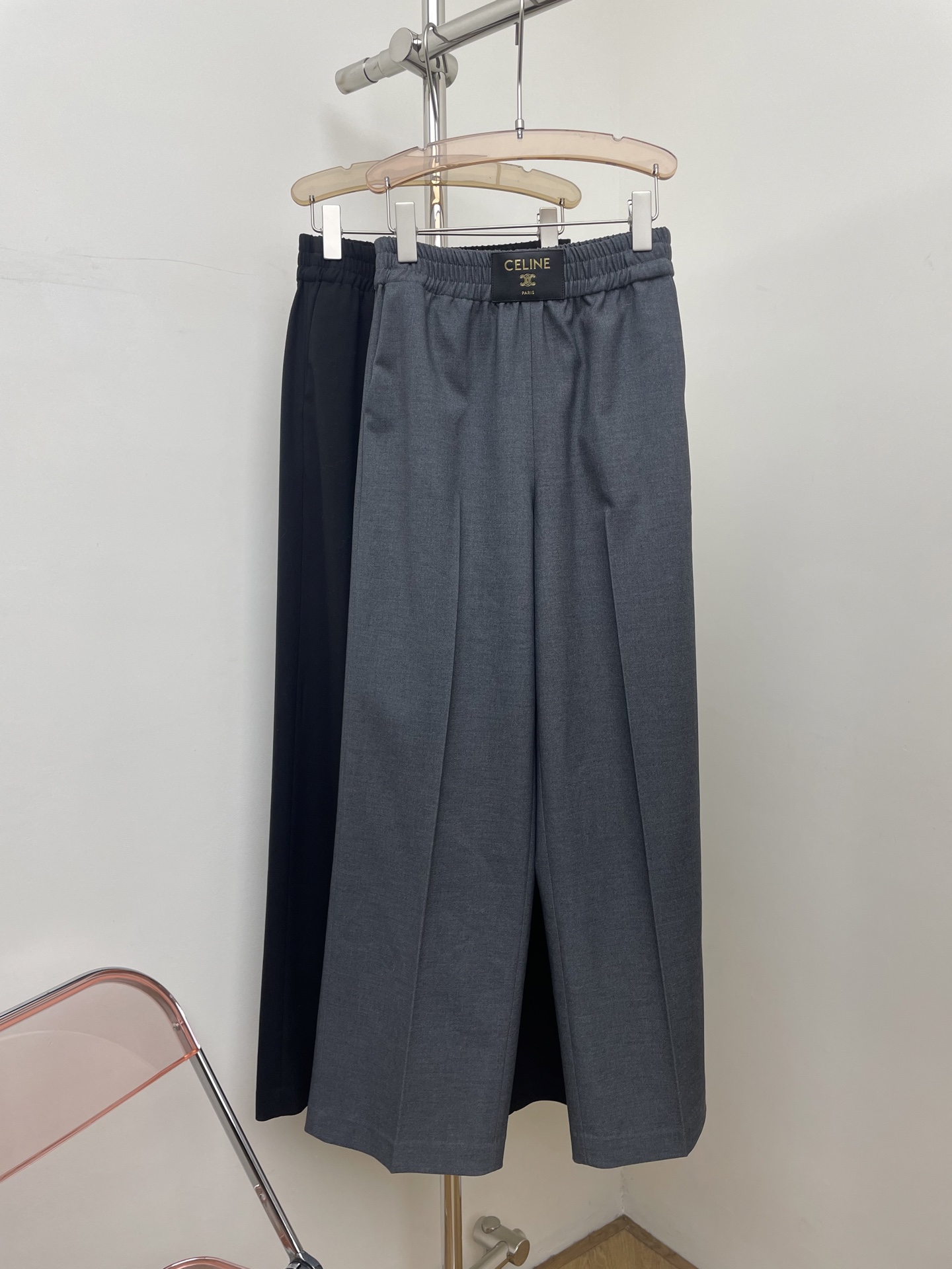 NO:657117,celin* 2026 early spring new trousers, leather brand logo design on the waist, an instant hit, twill wool fabric, black gray sml, real photos,,celine,alexander wang19860909celin* 2026早春新款长裤 腰间皮牌logo设计 一眼大爆款 斜纹羊毛面料 黑色灰色sml 实拍图,,celine,alexander wang,Women's clothing