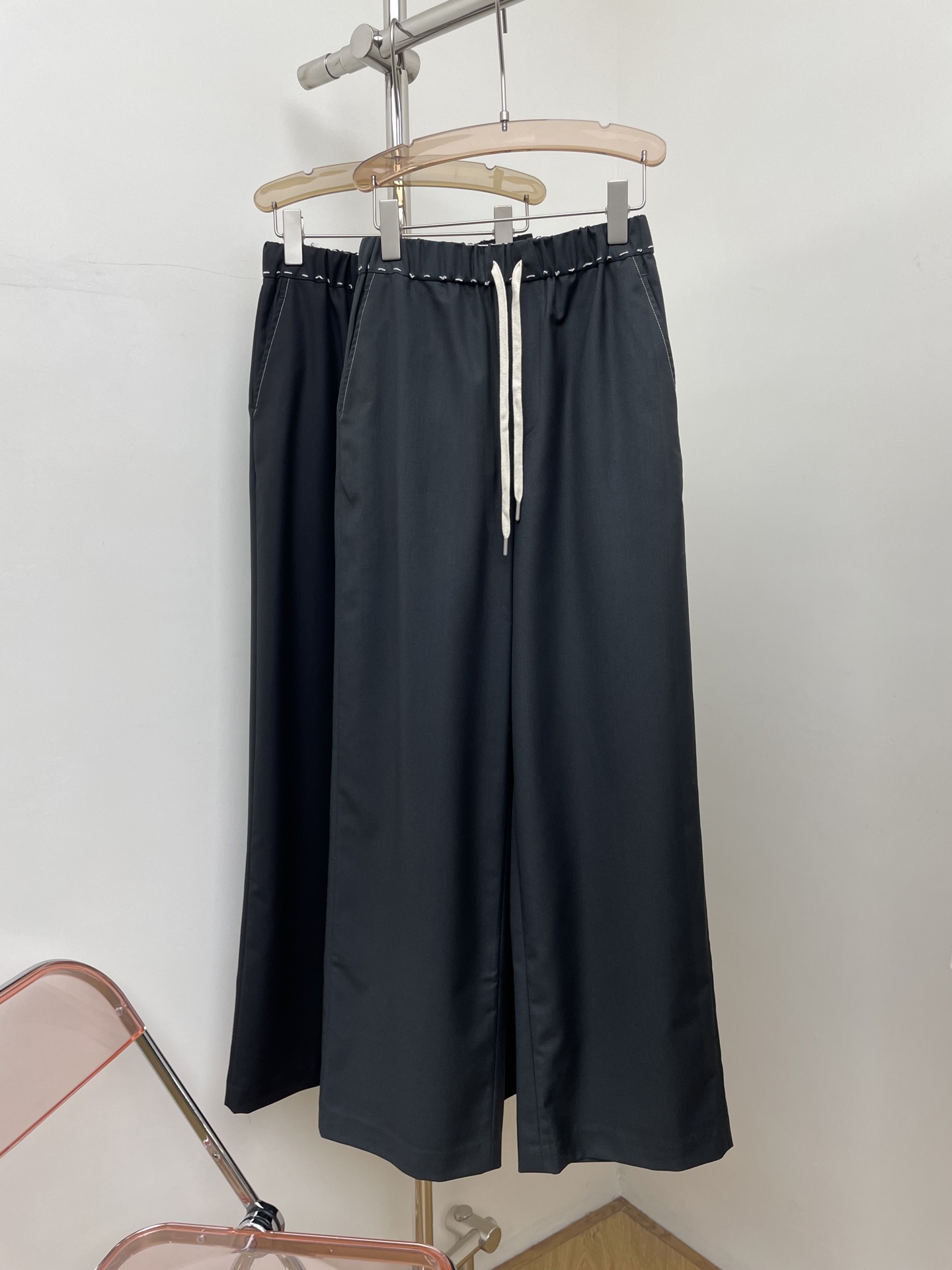 NO:658144,Margiela 2026 new early spring trousers, hand-stitched waistband design, casual and casual. Two colors and three sizes sml p real shot, masion margiela,  19860909马吉拉 2026早春新款西裤,腰部手工缝线手绳设计,休闲随性.两色三码 sml p实拍图,,masion margiela, ,Women's clothing