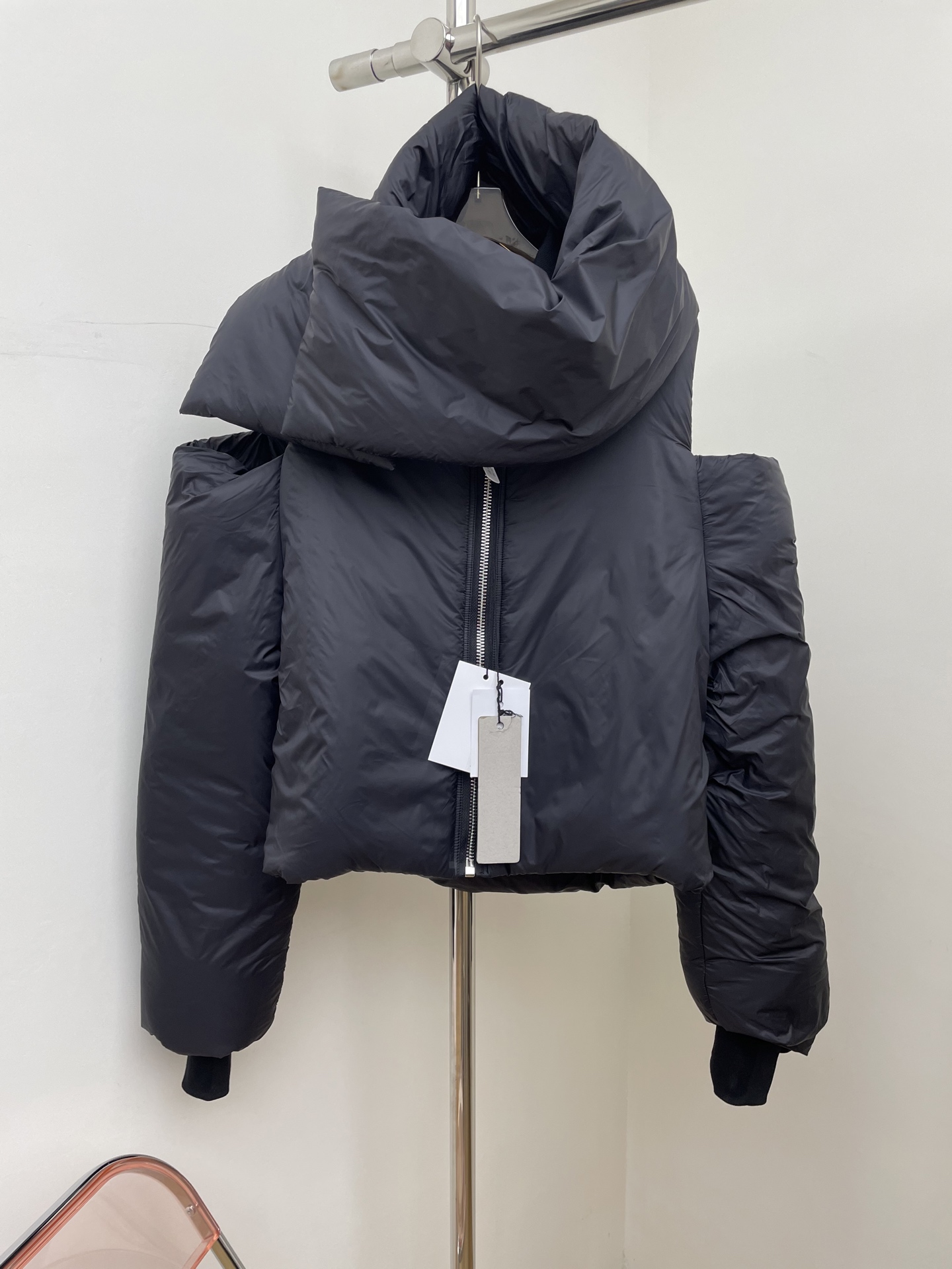 NO:658560,rick owens 2025 new autumn and winter detachable scarf cotton jacket dark style autumn and winter new product design black zipper off-shoulder long-sleeved cotton jacket sml real shot,,alexander wang19860909rick owens 2025秋冬新款可拆卸围脖棉服暗黑风秋冬新品设计感 黑色拉链露肩长袖棉服 sml 实拍图,,alexander wang,Women's clothing
