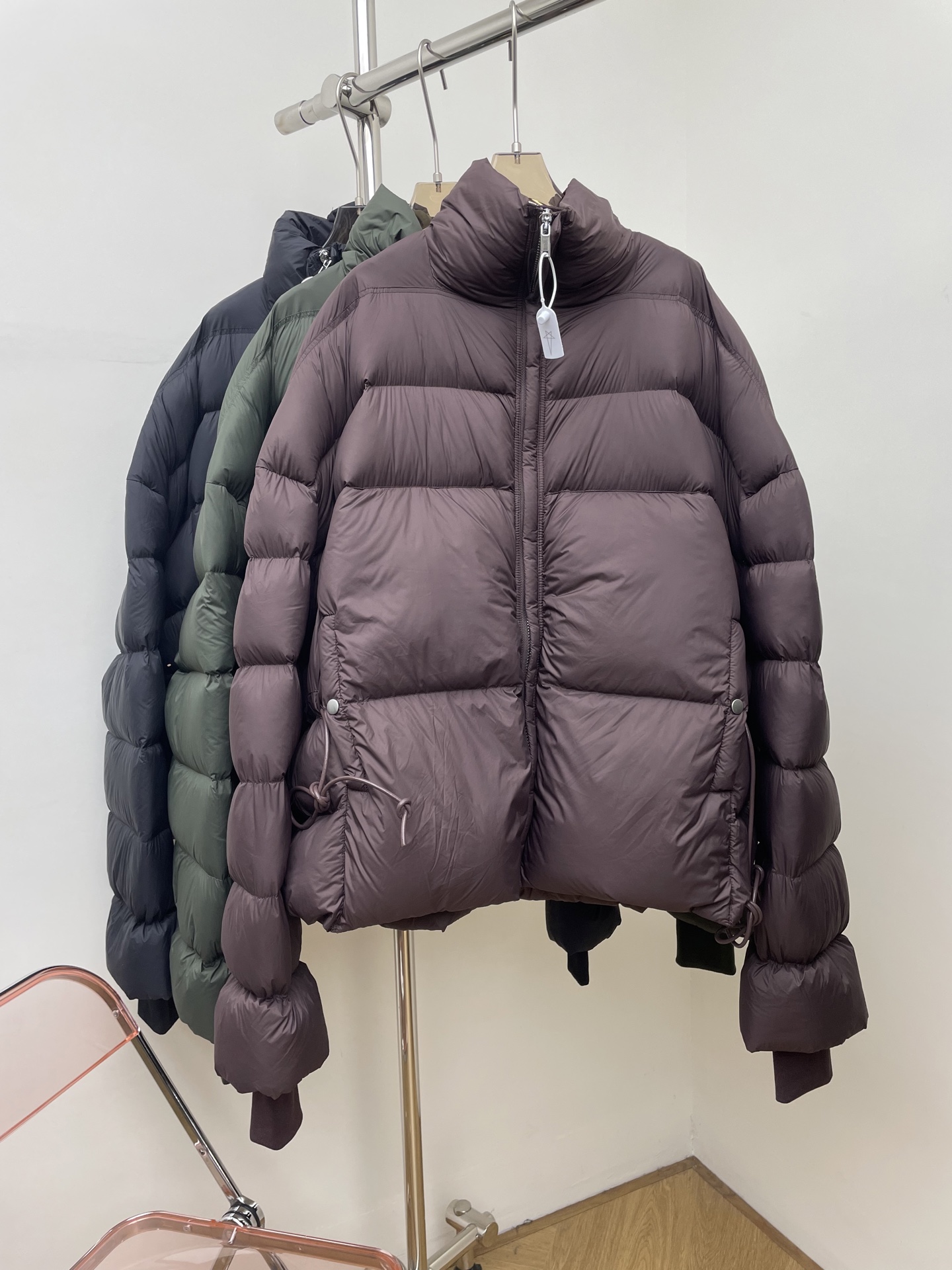 NO:658914,Comes with dust bag rick owens 2025 autumn and winter new down jacket, national standard 90 goose down, high-end version is different from other currencies in the market, yb mold opening. Three colors and three codes sml real shot,, down jacket, alexander wang19860909配防尘袋 rick owens 2025秋冬新款羽绒服,国标90鹅绒,高端版本区别市场其他通货,yb开模.三色三码sml 实拍图,,down jacket,alexander wang,Women's clothing
