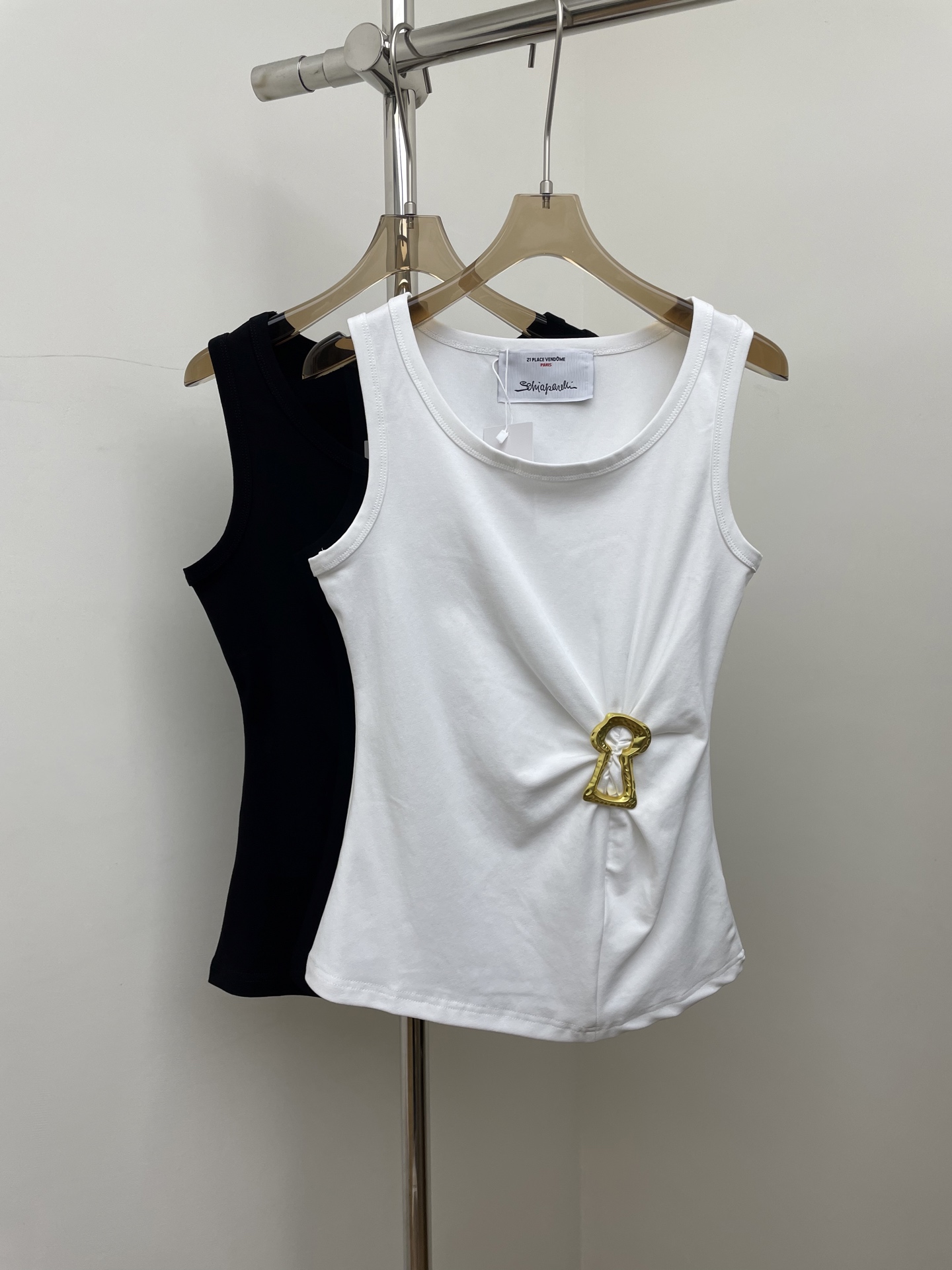 NO:664191,Schiaparelli 2026 early spring new vest, lock metal waist design, basic and versatile, black and white sml,, 19860909schiaparelli 2026早春新款背心 锁扣金属收腰设计 基础百搭 黑色白色sml,, ,Women's clothing