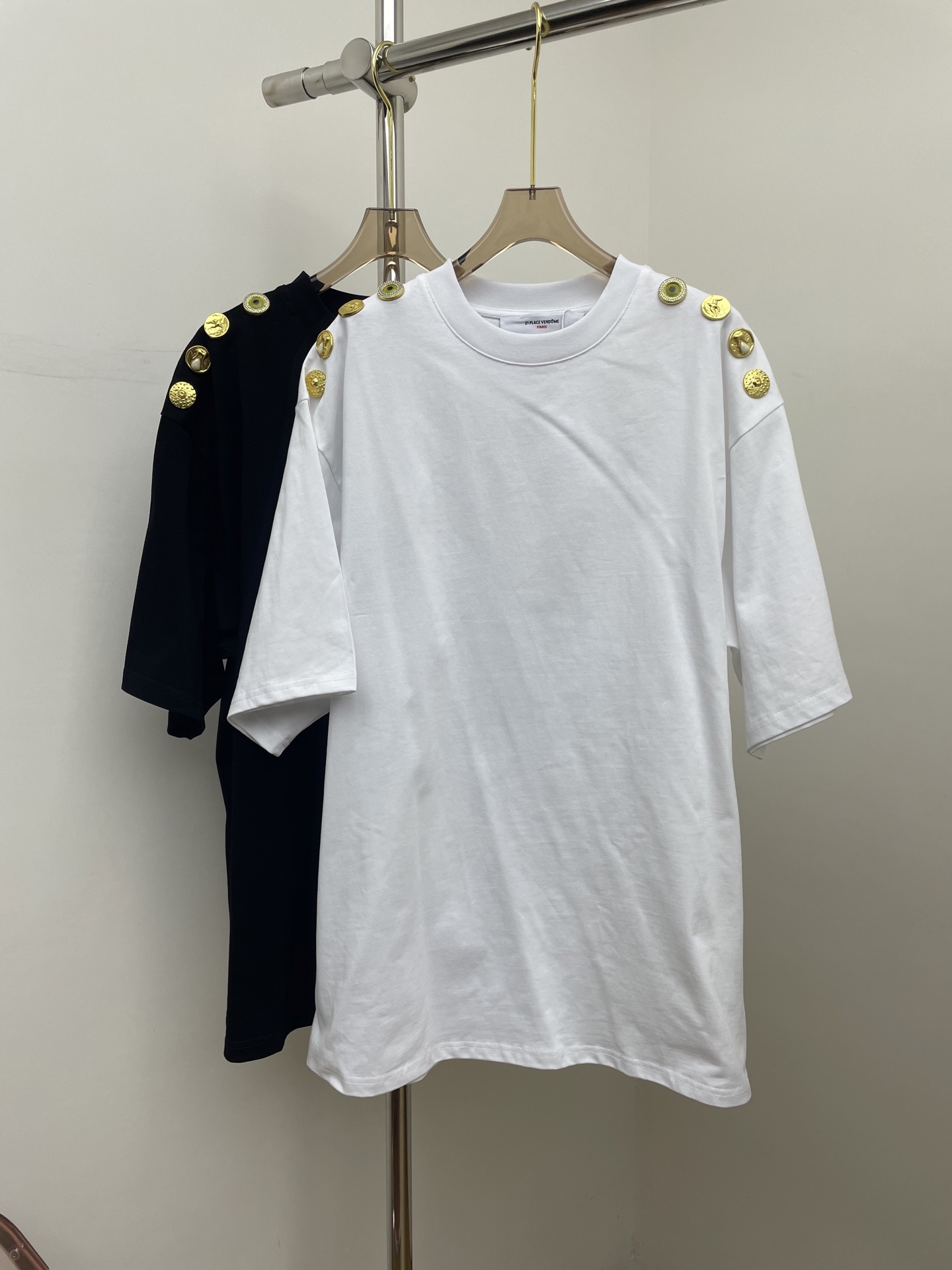 NO:665404,Schiaparelli 2026 early spring new T-shirt, metal mold customization, basic and versatile, loose fit, black and white sml,,tees,t-shirt, 19860909schiaparelli 2026早春新款T恤 金属开模定制 基础百搭 宽松版型 黑色白色sml,,tees，t-shirt, ,Women's clothing