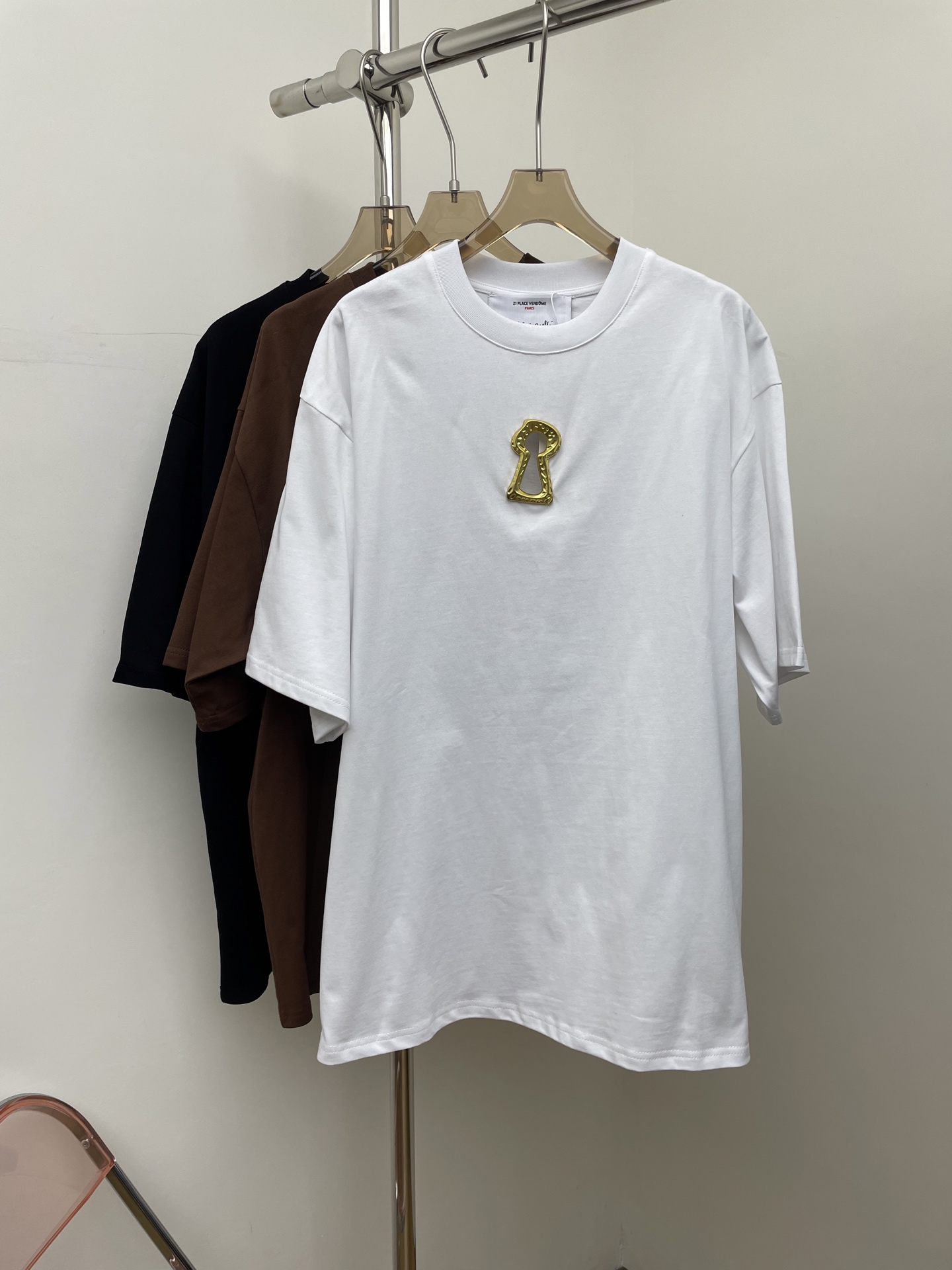 NO:665401,Schiaparelli 2026 early spring new T-shirt, lock metal waist design, basic and versatile, black, white, coffee, sml,,tees,t-shirt, 19860909schiaparelli 2026早春新款T恤 锁扣金属收腰设计 基础百搭 黑色白色咖色 sml,,tees，t-shirt, ,Women's clothing