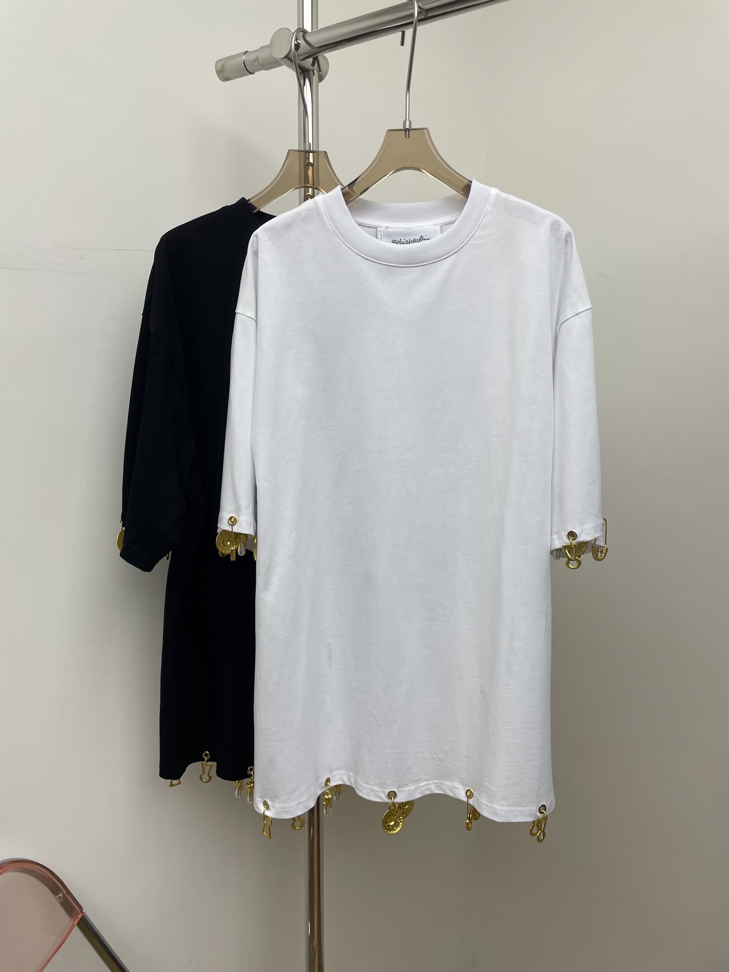 NO:665400,Schiaparelli 2026 early spring new T-shirt, metal mold customization, basic and versatile, loose fit, black and white sml p,,tees,t-shirt, 19860909schiaparelli 2026早春新款T恤 金属开模定制 基础百搭 宽松版型 黑色白色sml p,,tees，t-shirt, ,Women's clothing