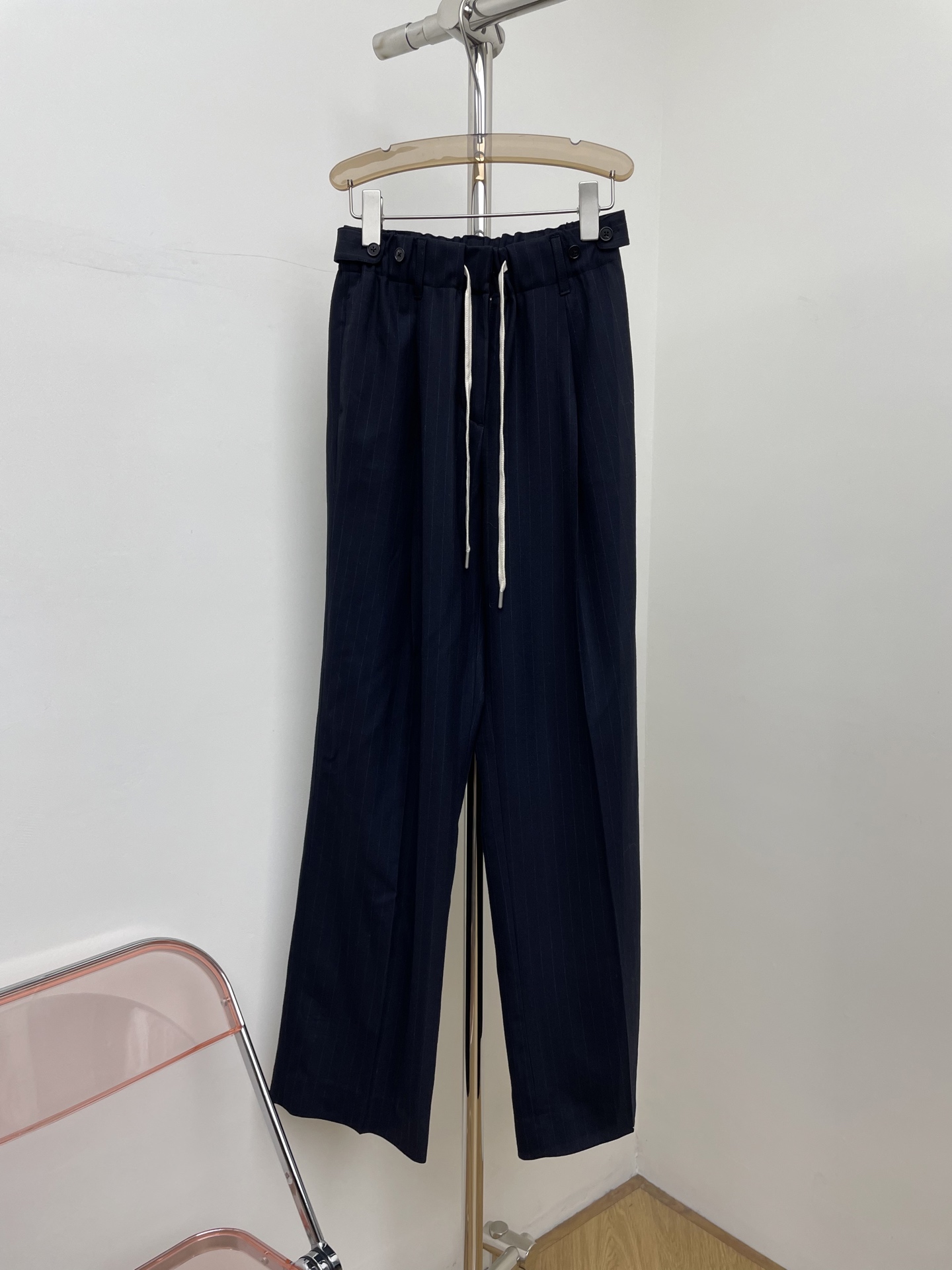 NO:666773,Margiela 2026 early spring new wool trousers, dark stripes, drawstring casual design, fashionable and handsome.sml p real photo,,masion margiela, 19860909马吉拉 2026早春新款羊毛西裤,暗纹条,抽绳休闲设计,时髦帅气.sml p实拍图,,masion margiela, ,Women's clothing