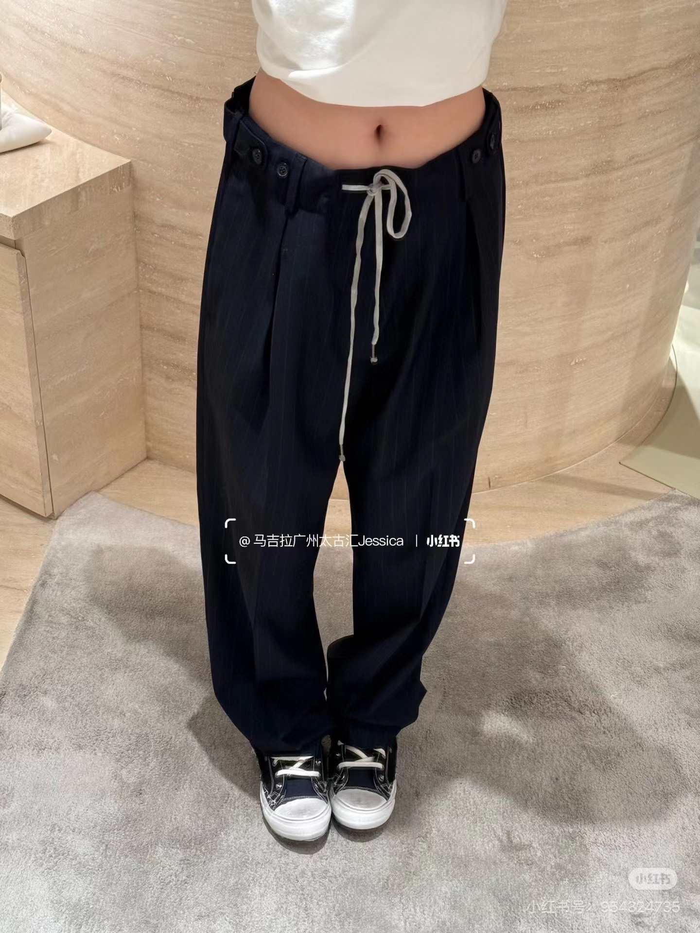 NO:666774,Margiela 2026 early spring new wool trousers, dark stripes, drawstring casual design, fashionable and handsome.sml,,masion margiela, 19860909马吉拉 2026早春新款羊毛西裤,暗纹条,抽绳休闲设计,时髦帅气.sml,,masion margiela, ,Women's clothing