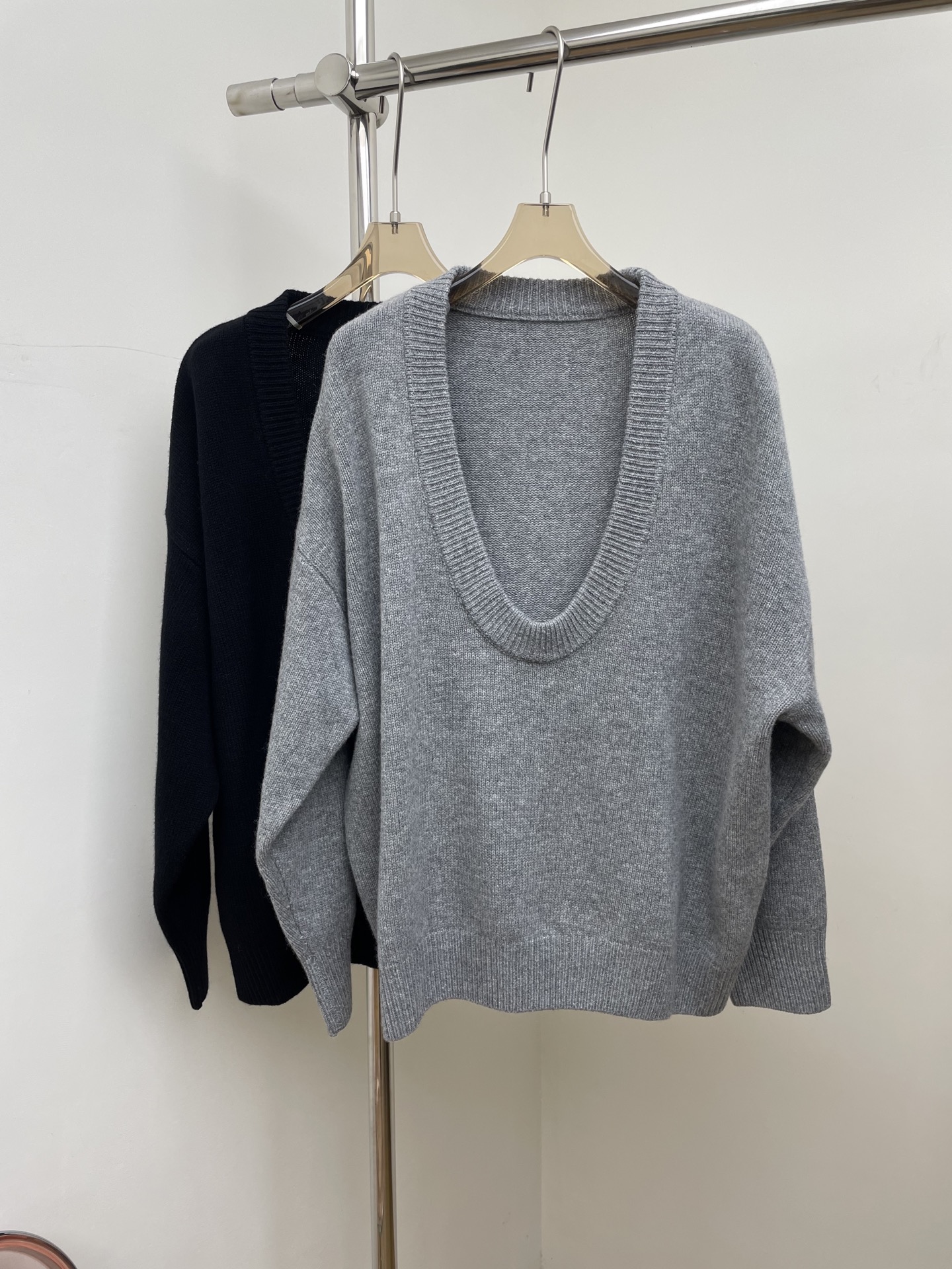 NO:666771,RA 2025 new autumn and winter deep U-neck large sweater, suitable for all body types, OVERSIZED version, deep U-shaped neckline, can be layered at will.sml real photos,,versace,sweaters, 19860909RA 2025秋冬新款深U领大毛衣,适合各种身材OVERSIZED版型,深U型领口,可随意叠穿.sml 实拍图,,versace,sweaters, ,Women's clothing