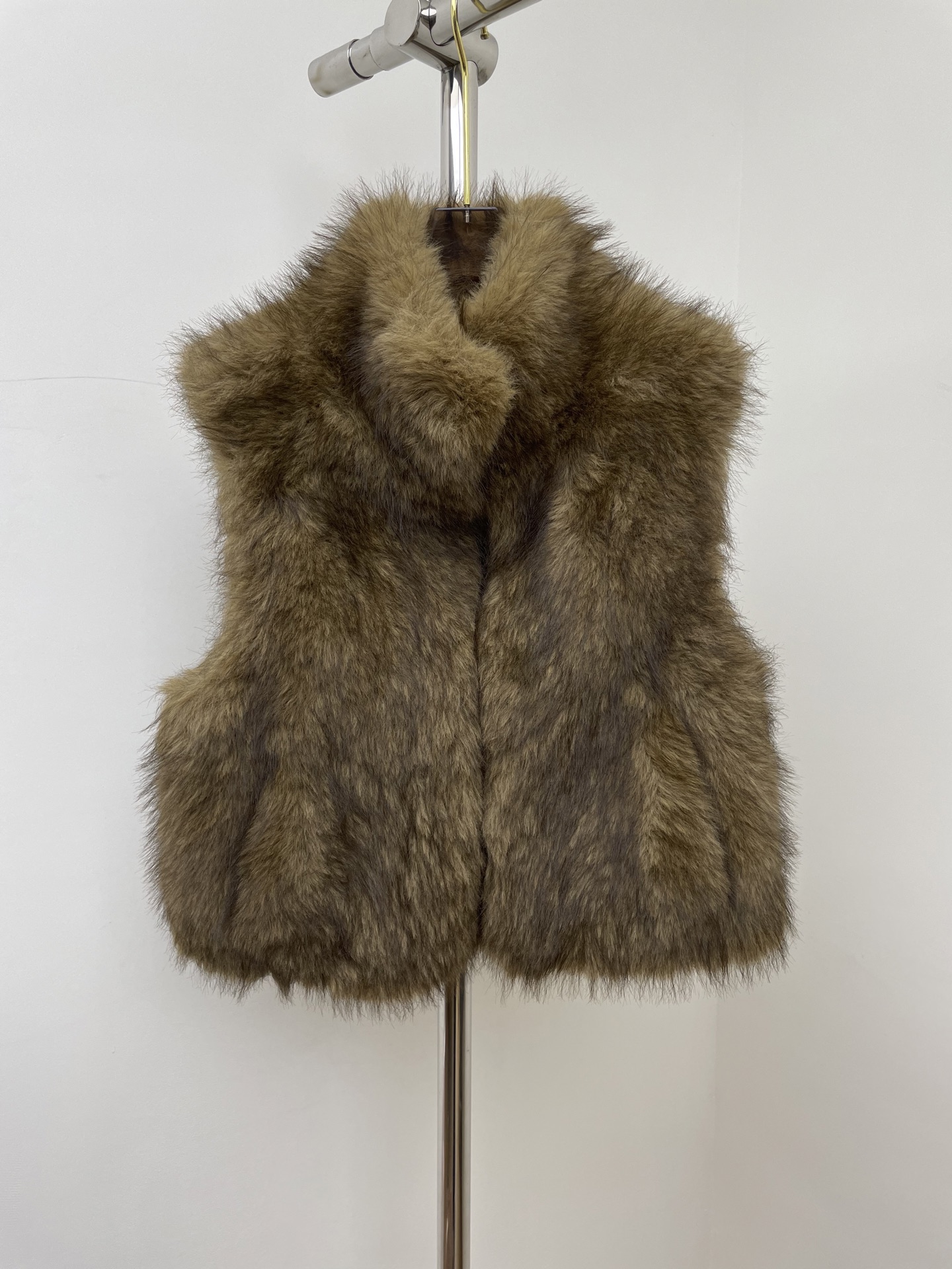 NO:667295,RA 2026 autumn and winter new environmentally friendly fur vest, selected brand environmentally friendly fur fabrics, plush textured fur and stiff fur integrated technology, can be worn with stand-up collar/lapel, versatile fashionable item sml real shot,, 19860909RA 2026秋冬新款环保皮草马甲, 甄选品牌环保皮草面料,毛绒质感裘皮挺括皮毛一体工艺,可立领/翻领穿着,百搭时髦单品sml 实拍图,, ,Women's clothing
