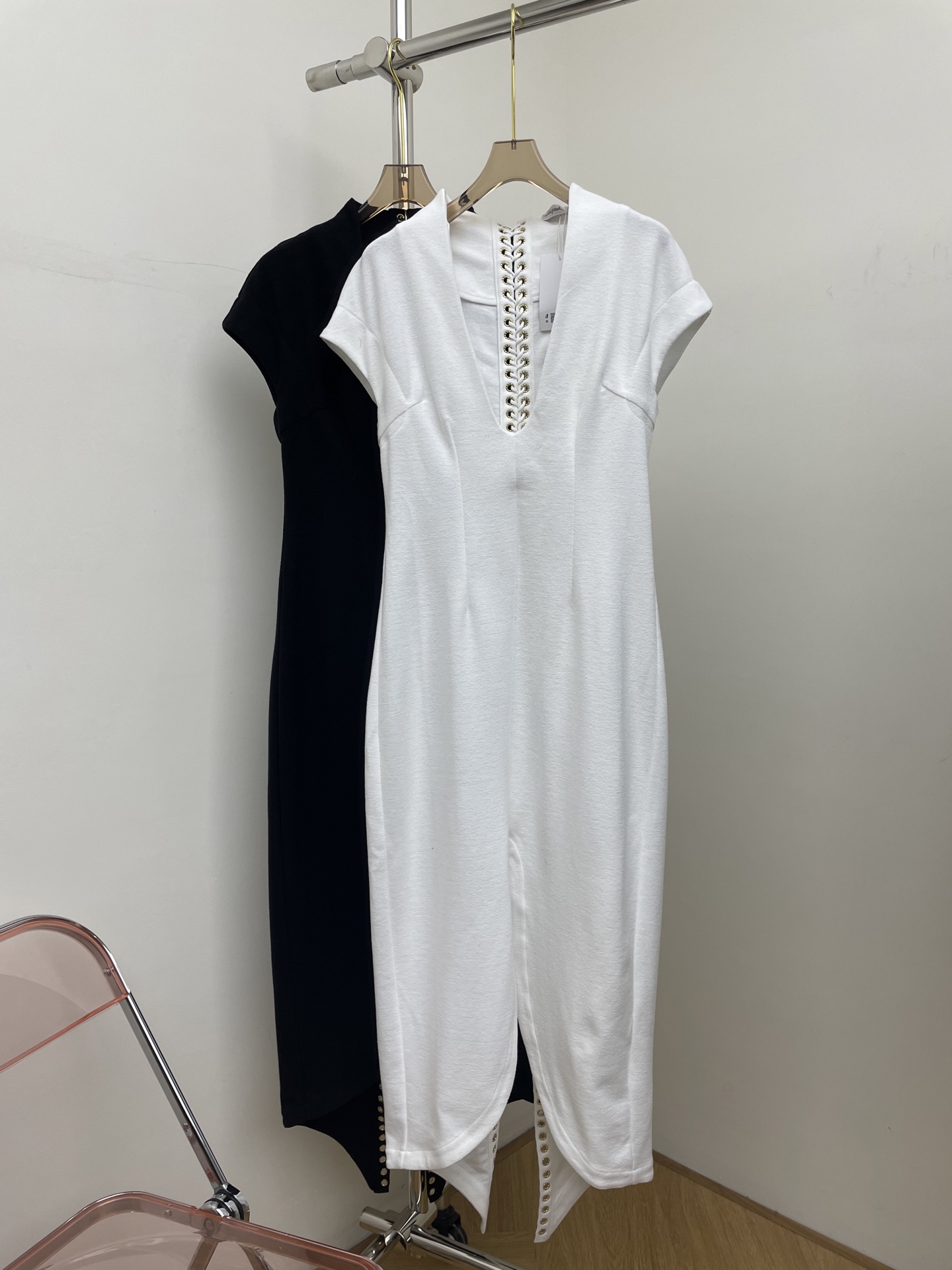 NO:683679,Schiaparelli 2026 early spring new dress, deep v-neck opening, back tie design, sexy and fashionable two colors and three sizes, sml real photos,,skirts,19860909schiaparelli 2026早春新款连衣裙 深v领开口 后背绑绳设计 性感时髦两色三码 sml 实拍图,,skirts,,Women's clothing