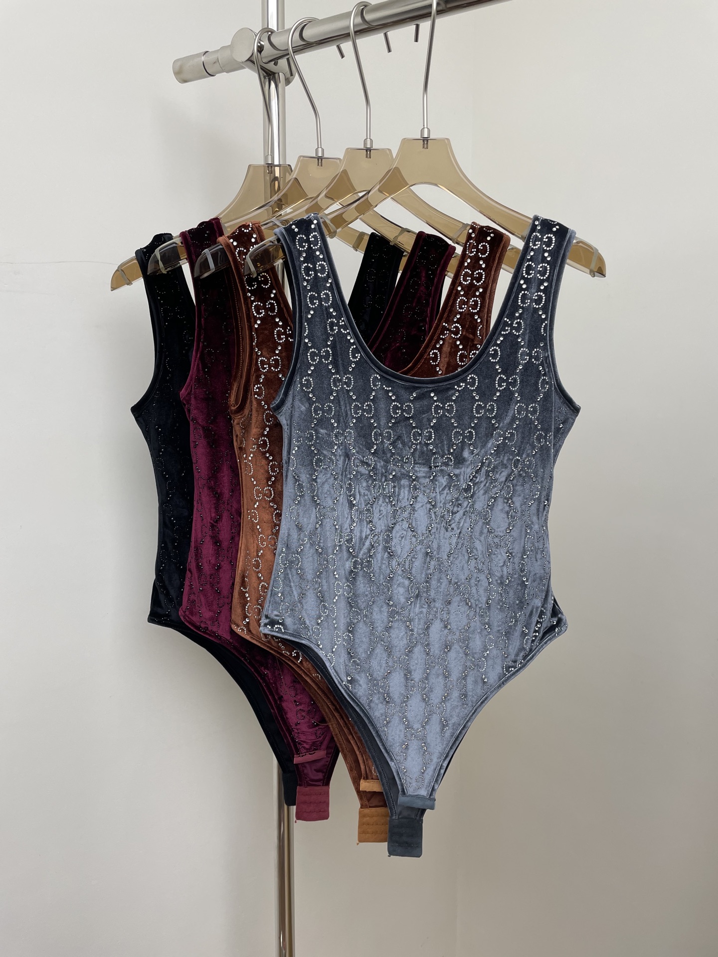 NO:685353,Gucc 2026 early spring new jumpsuit, stretch velvet fabric, full of diamonds and presbyopia, four colors and three sizes sml P real shot,,gucci,19860909Gucc 2026早春新款连体衣,弹力丝绒面料,满钻老花,四色三码sml P实拍图,,gucci,,Women's clothing