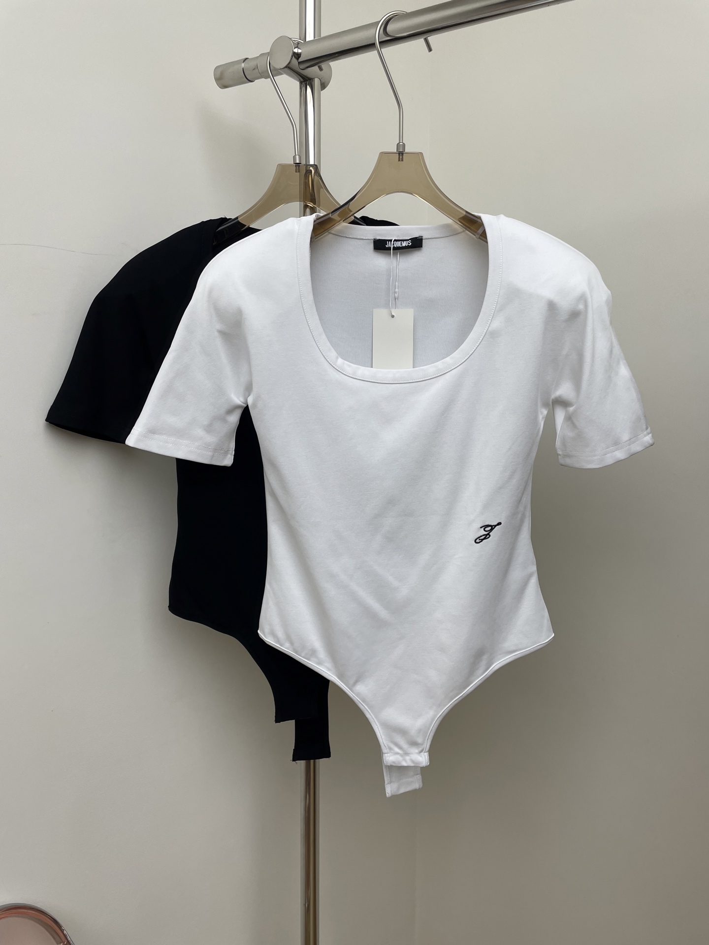 NO:687632,jacquemus 2026 early spring new jumpsuit with embroidered logo, super awesome black and white sml real photos,,19860909jacquemus 2026早春新款连体衣 刺绣logo 版型超级赞黑色白色sml 实拍图,,,Women's clothing