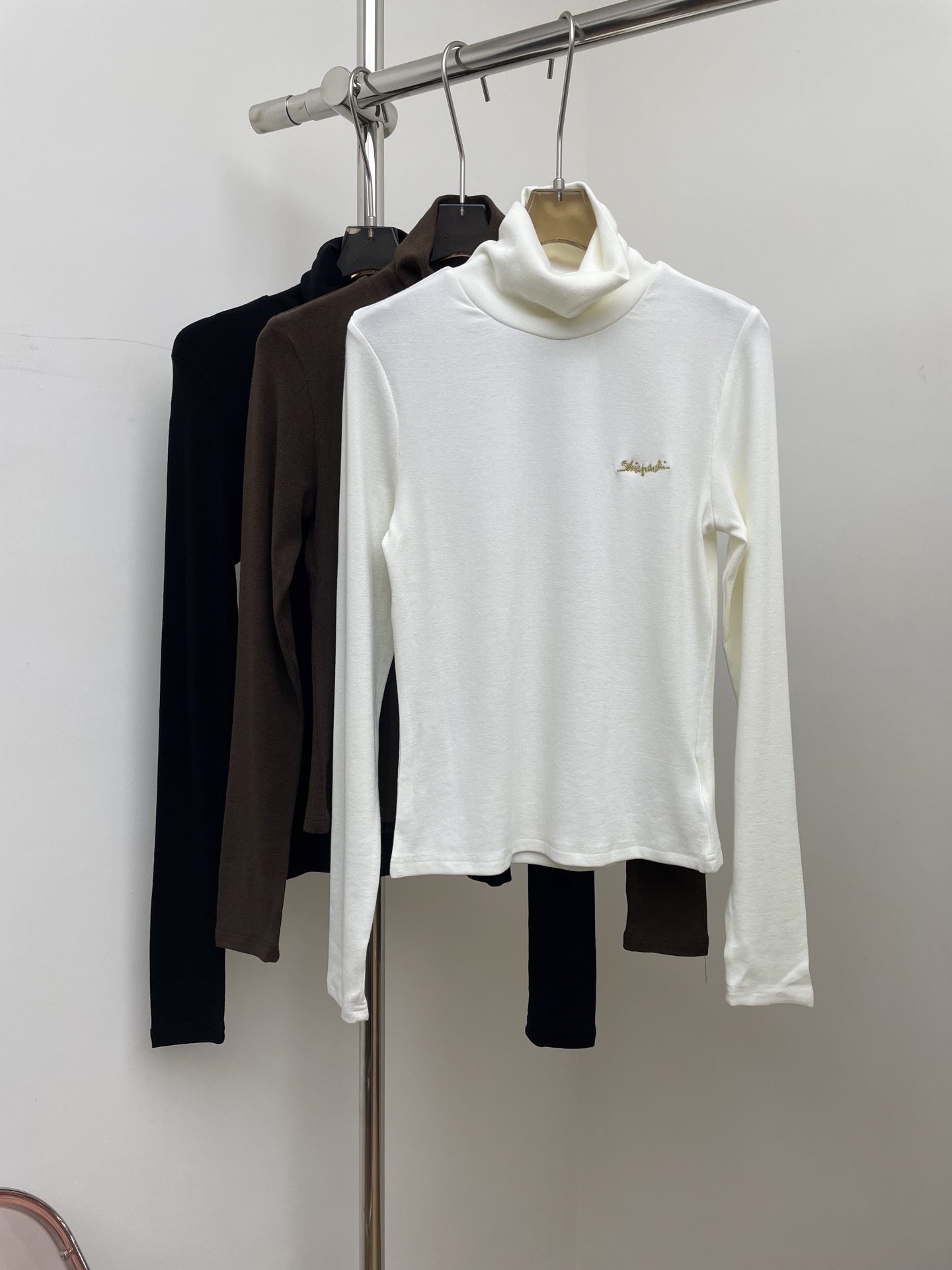 NO:694096,Schiaparelli 2025 autumn and winter new turtleneck bottoming shirt, basic and versatile style, embroidered logo, three colors and three codes sml,,19860909schiaparelli 2025秋冬新款高领打底衫 基础百搭款 刺绣logo 三色三码 sml,,,Women's clothing