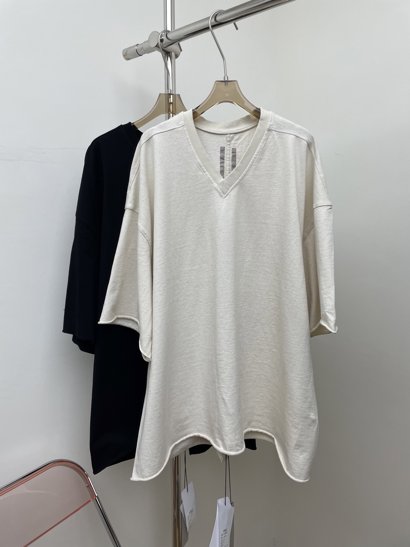 NO:708538,rick owens 2026 spring and summer classic basic big-name minimalist men's and women's same style three-dimensional cutting high luxury V-neck T-shirt black apricot one-size-fits-all real photos, tees, t-shirt,19860909rick owens 2026春夏经典基础款大牌极简男女同款立体裁剪高奢V领T恤 黑色 杏色 均码 实拍图,,tees，t-shirt,,Women's clothing