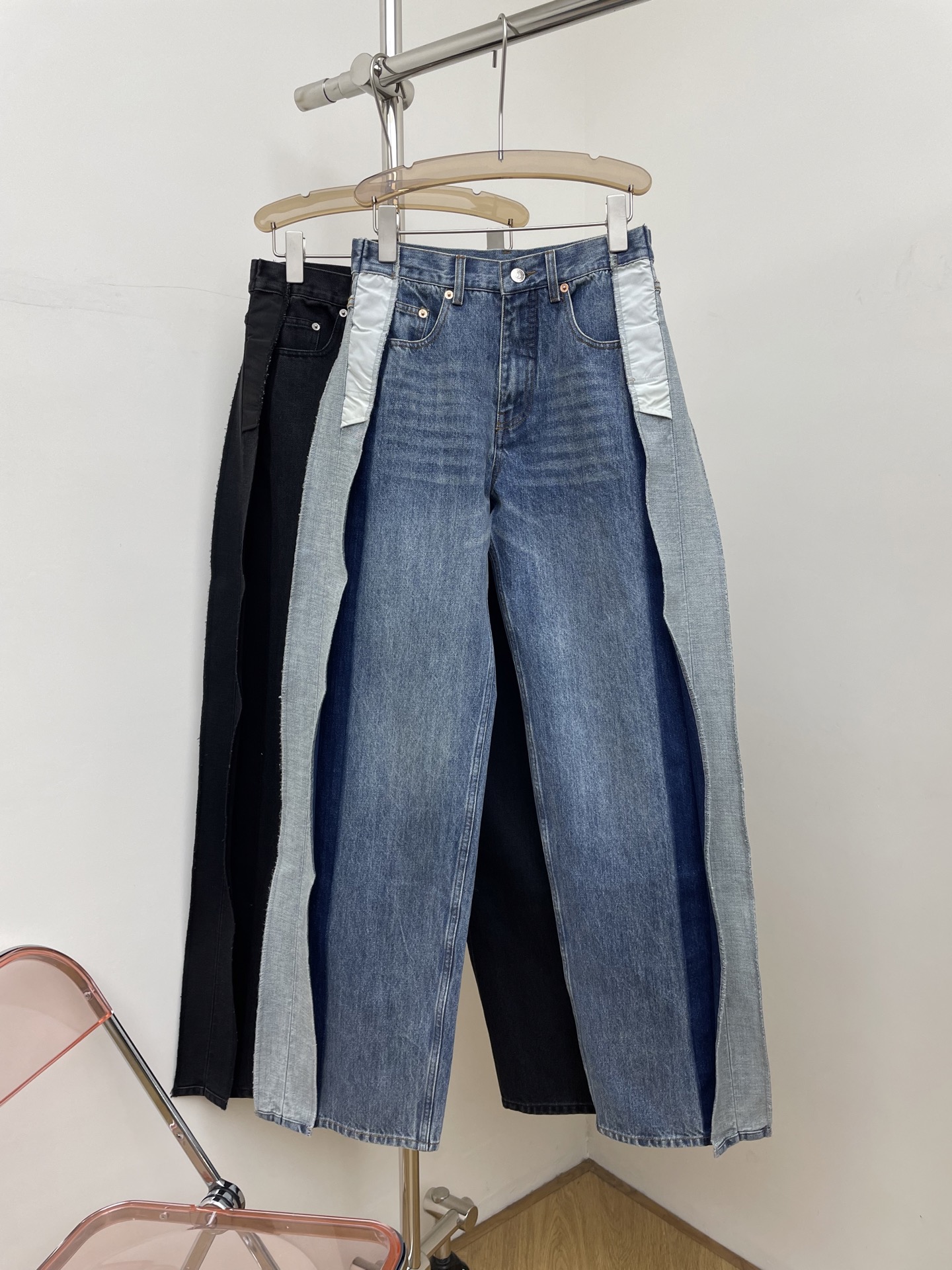NO:708902,mm6 26ss structured splicing jeans, straight design, recreating the myth of the god pants, really more than just good-looking, two colors 26 27 28 p real photos, masion margiela,jeans,19860909mm6 26ss 结构拼接牛仔裤 直筒设计 再造神裤神话 真的不止是好看而已 两色 26 27 28 p实拍图,,masion margiela,jeans,,Women's clothing