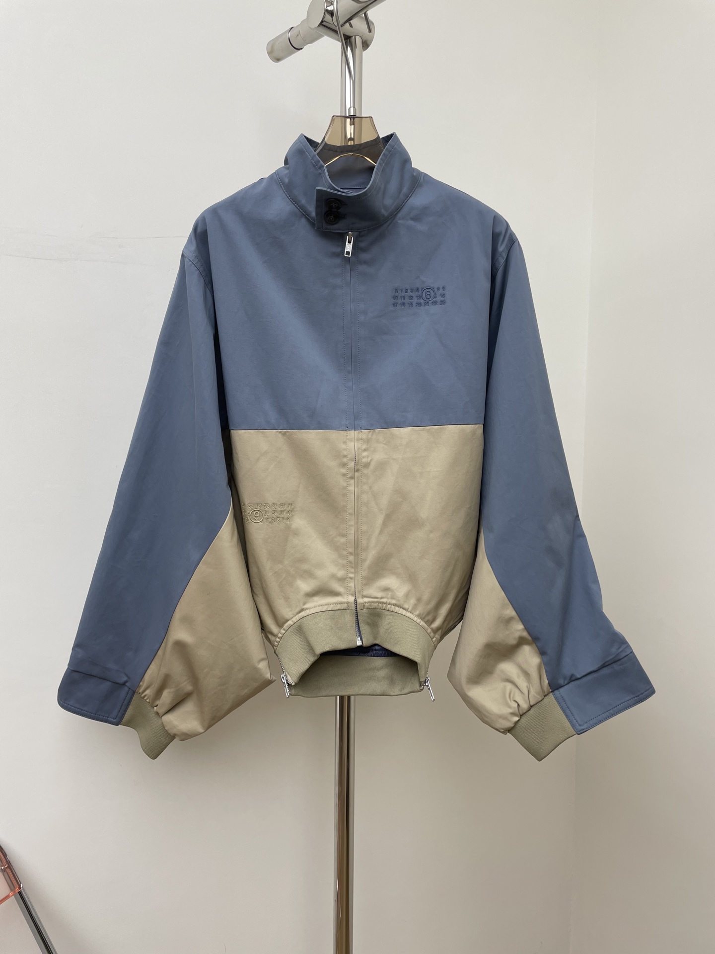 NO:708898,mm6 26ss creative structure color block bomber jacket effortless styling tool inverted two-wear method stylish and thoughtful 36 38 40 real photos, masion margiela, jackets & coats,19860909mm6 26ss 创意结构 拼色飞行员夹克 毫不费力的造型穿搭神器 倒置两穿法 有型有想法 36 38 40 实拍图,,masion margiela,jackets & coats,,Women's clothing