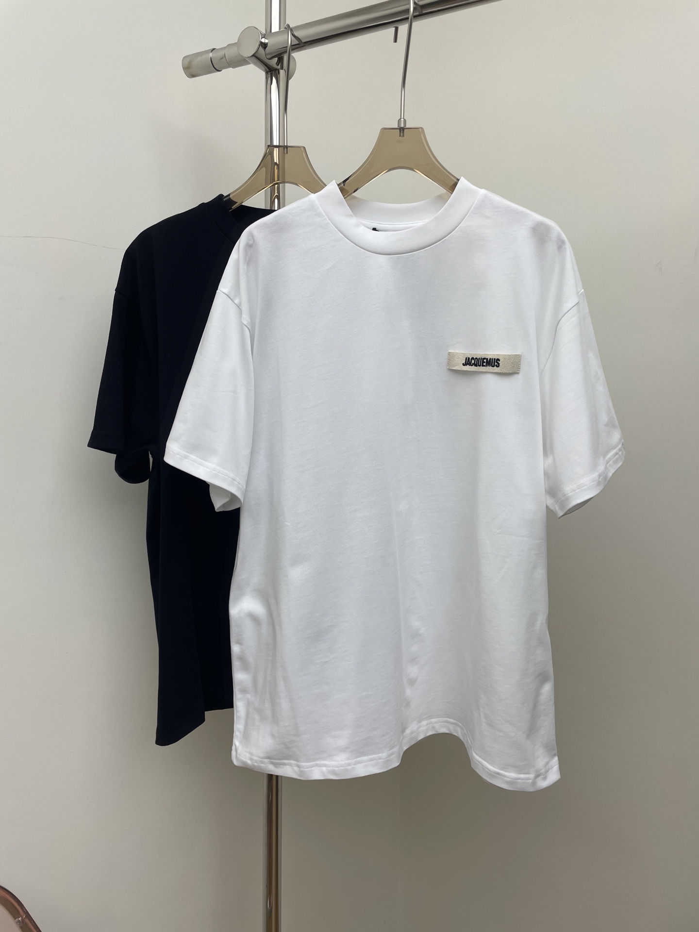 NO:709541,jacquemus 2026 early spring T-shirt, classic webbing style, basic and versatile, black and white sml, real photos, tees, t-shirt,19860909jacquemus 2026早春T恤 经典织带款 基础百搭 黑色白色sml 实拍图,,tees，t-shirt,,Women's clothing