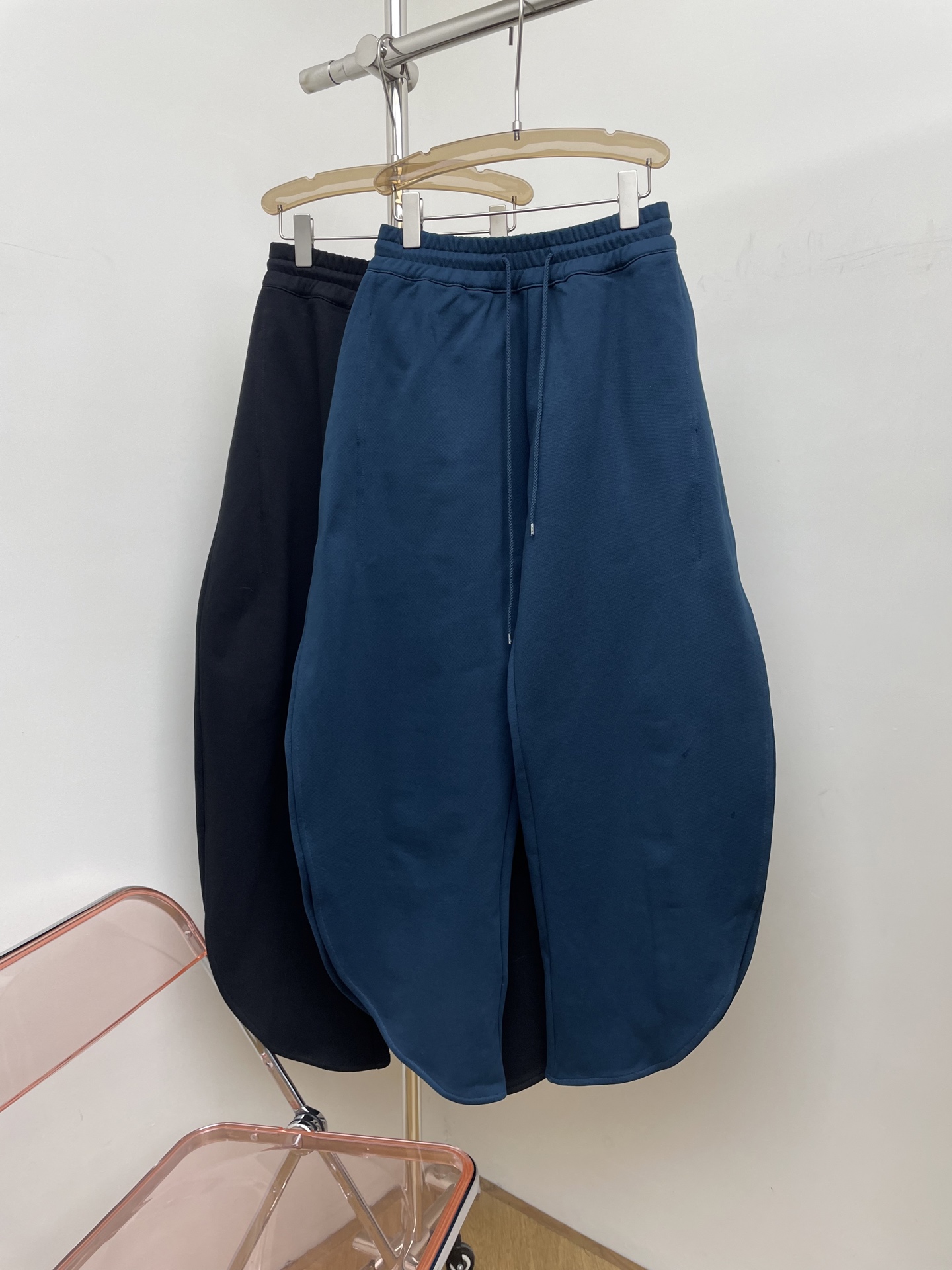 NO:709945,alaia 26ss slit petal sweatpants, curved trouser legs, elegance and fashion coexist, the most amazing trousers, two colors 36 38 40 real photos,,alaia,19860909alaia 26ss 开衩花瓣卫裤 裤腿弧边造型 优雅与时髦并存 神裤中的神裤 两色 36 38 40实拍图,,alaia,,Women's clothing