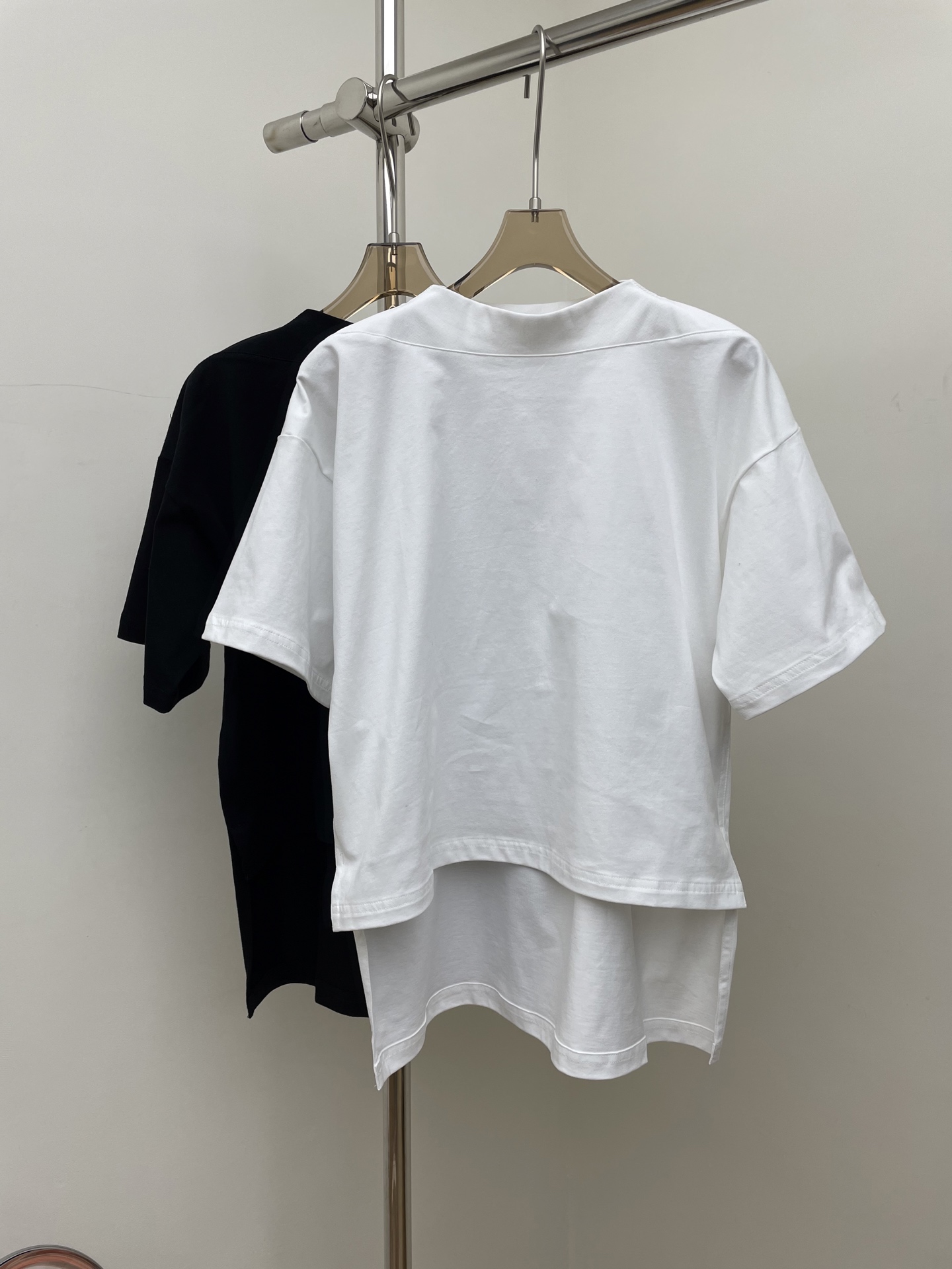 NO:709939,alaia 26ss asymmetrical cut short-sleeved T-shirt. Simple but not simple. The neckline design is very special. Fashionable and easy to handle. Two colors 36 38 40 real photos,,alaia,T-shirt,19860909alaia 26ss 不对称剪裁短袖体恤 简约不简单 领口设计非常特别 时髦轻松拿捏 两色 36 38 40实拍图,,alaia,T-shirt,,Women's clothing