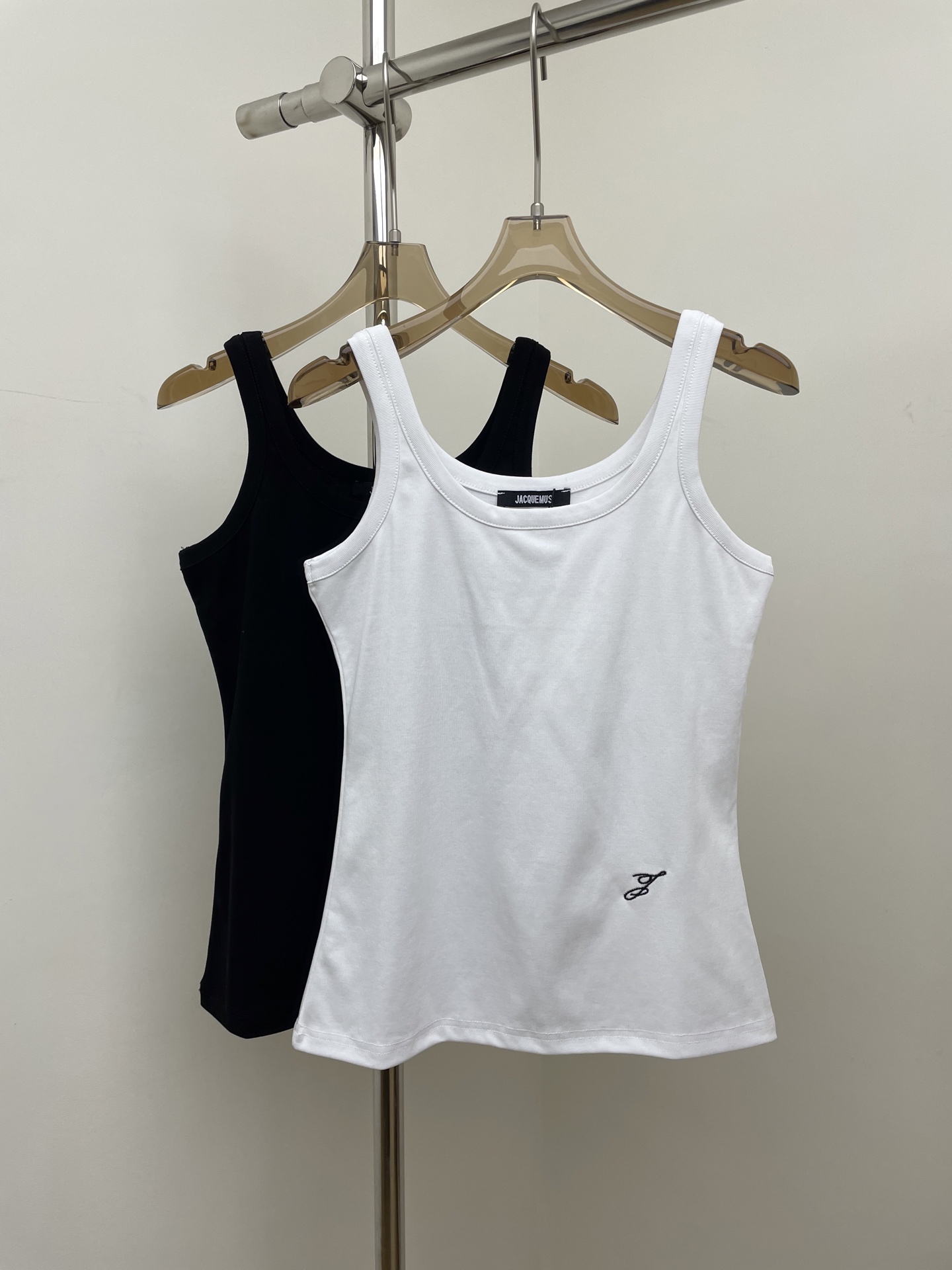 NO:710475,jacquemus 2026 early spring new vest low-key J embroidery black white sml real photos,,19860909jacquemus 2026早春新款背心 低调J刺绣 黑色白色sml 实拍图,,,Women's clothing