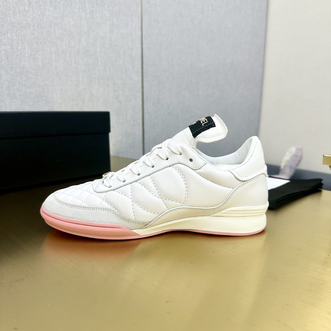 CHANEL香奈儿厚底熊猫板鞋 - 快適でスタイリッシュなデザイン