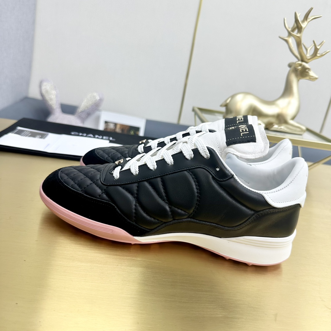 CHANEL厚底熊猫スニーカー - 快適さとスタイルを兼ね備えた一足