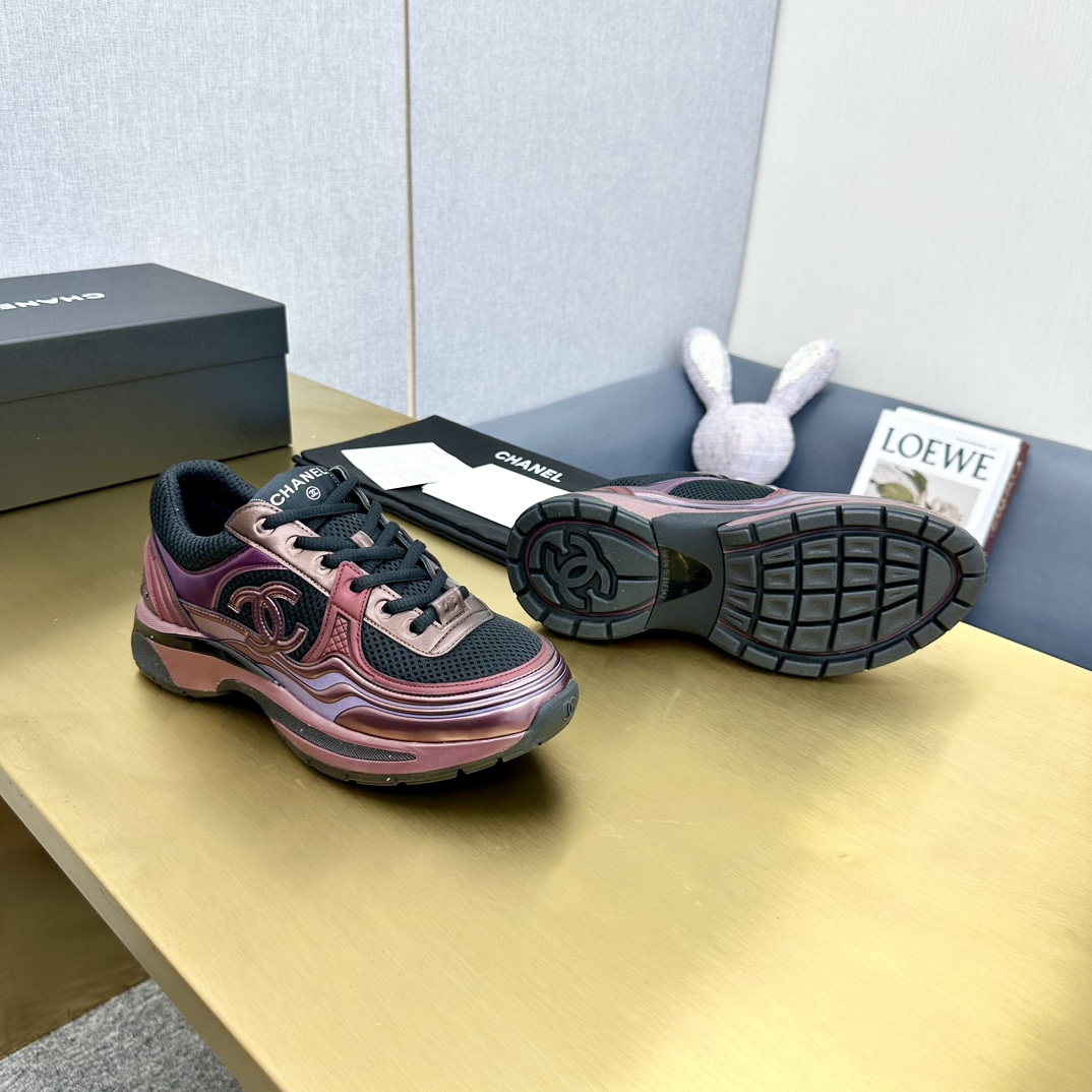 Chanel香奈儿金属素材スニーカー - 春夏のトレンドアイテム