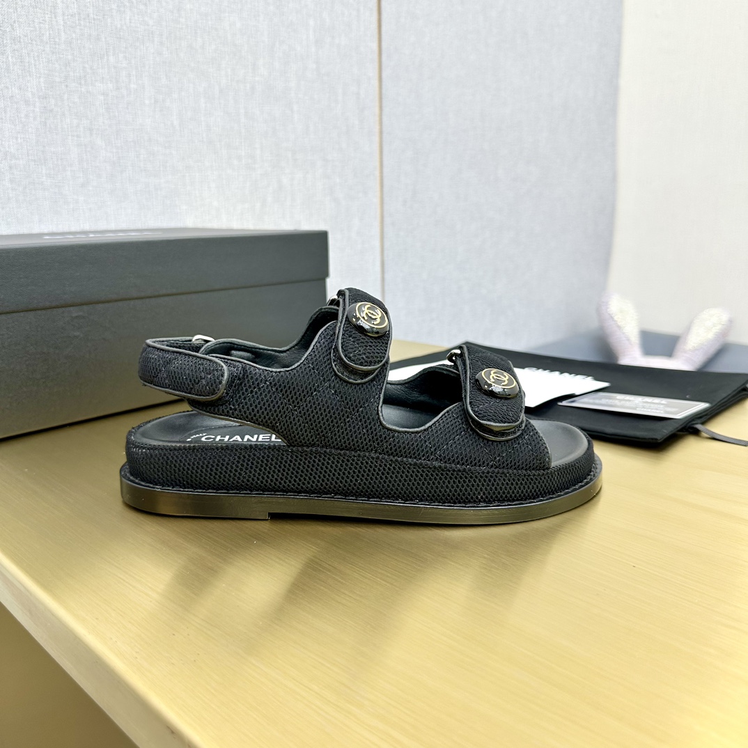 NO:170518,Crown top purchasing version CHANEL Xiaoxiang Chunsu’s latest season of double C Velcro casual sandals!  Summer beach sandals!  A sandal that is comfortable to wear!  A must-have for classics!  Adhere to the original 1:1 mold opening customization!  Welcome to compare casually!  Give you a genuine foot feel!  The first choice for high-end customers to purchase [Material] The original customized lychee pattern cowhide leather/diamond buckle is silk and satin. The inner original imported water dyed sheepskin. The original sole of the original molded leather outsole [code] 35-42 (34/41/42 need to be customized, no return or replacement) [Packaging] Configuration of original packaging, sandals, chanel, sandals, cowhide, sheepskin, silk fabric, Leather soles19860909皇冠顶级代购版 CHANEL小香春夏最新一季双C魔术贴休闲凉鞋！夏日沙滩凉鞋！上脚舒适超舒服的一款凉鞋！经典必备！坚持原版1:1开模定制！欢迎随意对比！带给您正品级脚感！供高端客户代购首选【材质】 面料原版定制荔枝纹牛皮/钻扣为绸缎面 内里原版进口水染羊皮 大底原版开模真皮大底【码数】35-42（34/41/42需订做 不退不换）【包装】配置原版包装,凉鞋,chanel,sandals,cowhide,sheepskin,silk fabric,Leather soles,Women's Shoes