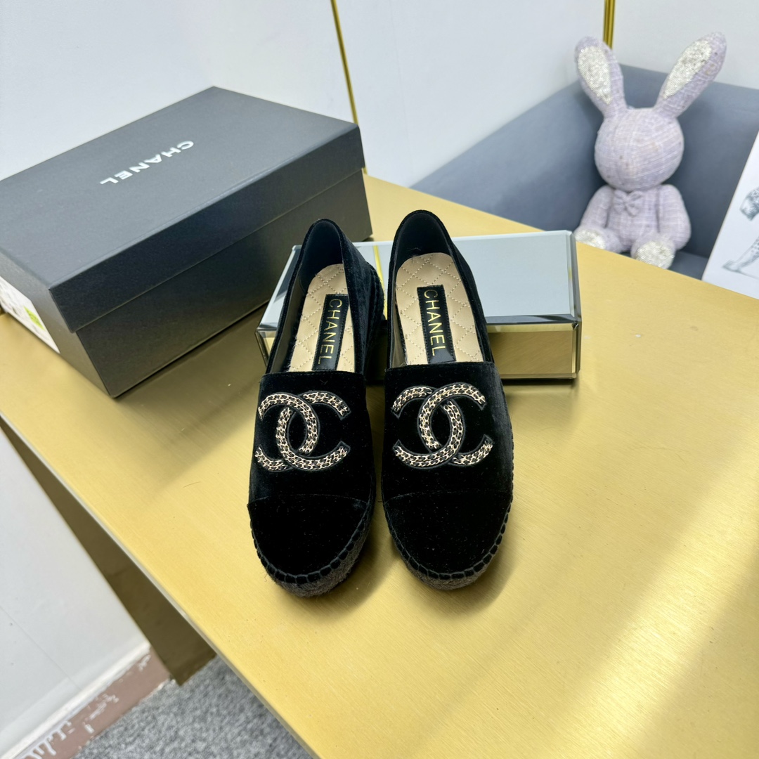 [Chanel Women