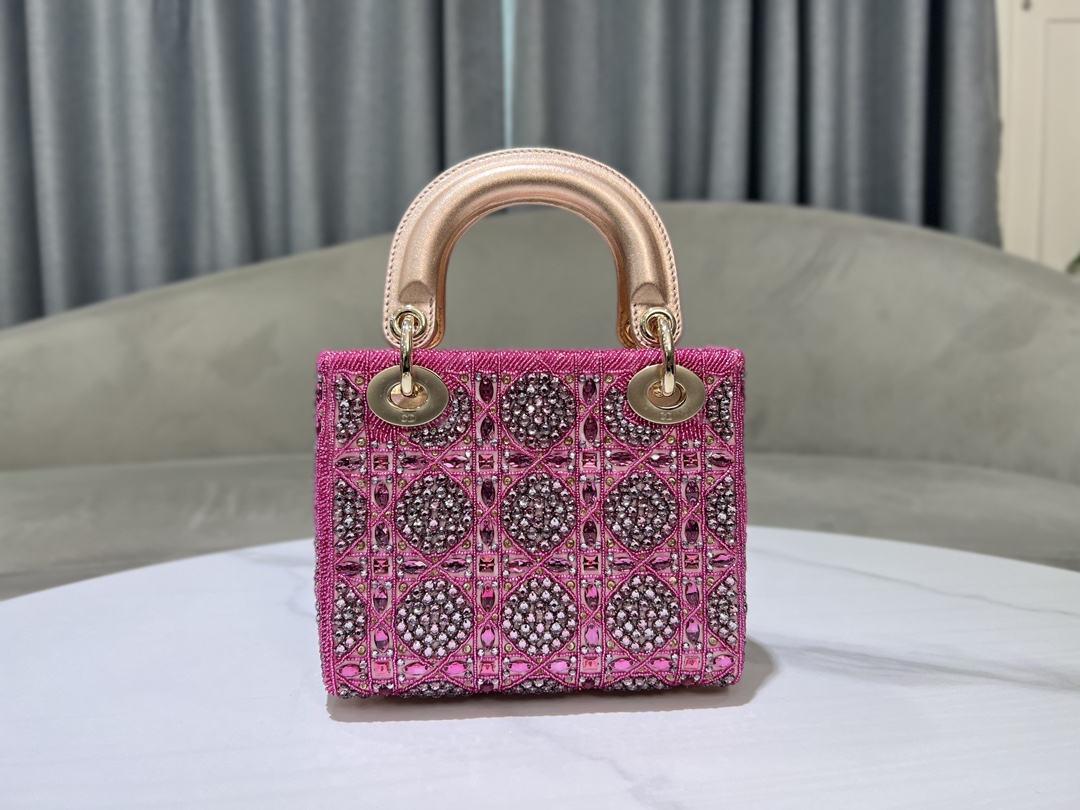 Dior Lady Di, or limited edition, three-frame embroidered rhinestone pink, with imported sheep tendons on the inside. It is carefully made of sat